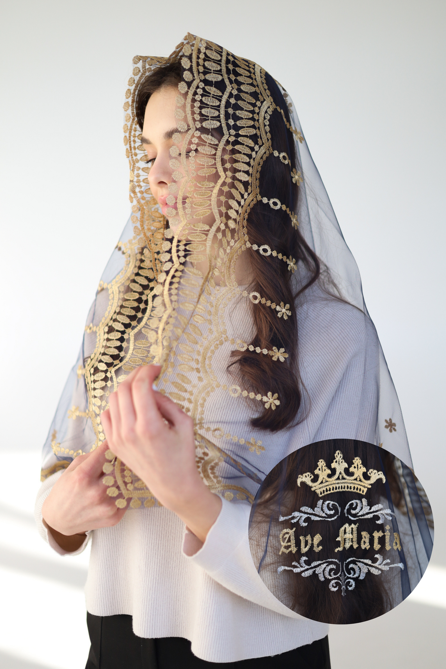 BLUE VEIL WITH EMBROIDERY ON THE BACK