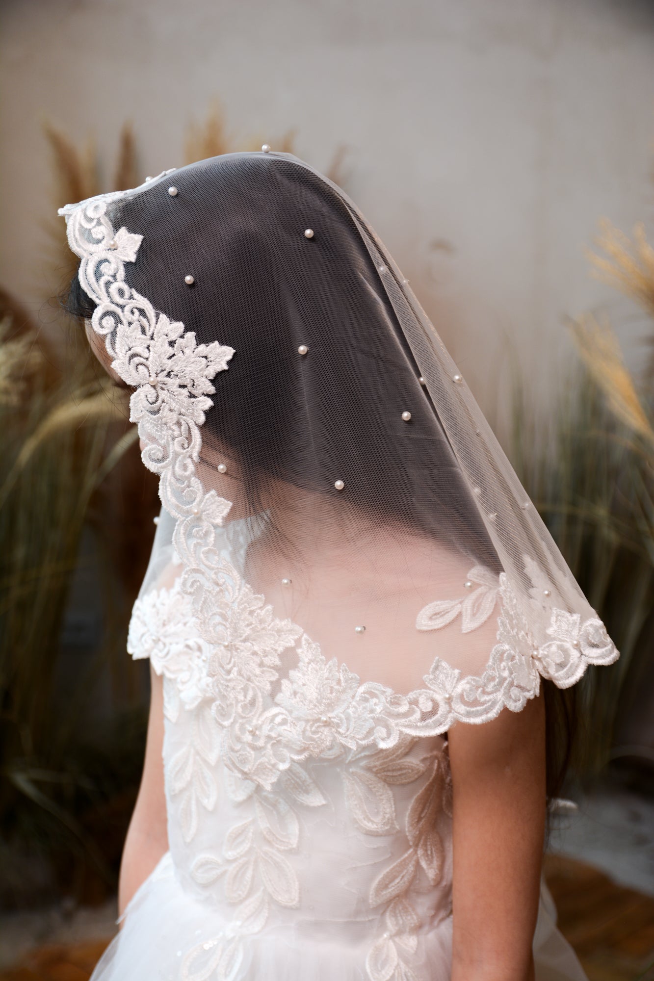 SHORT IVORY VEIL WITH PEARLS