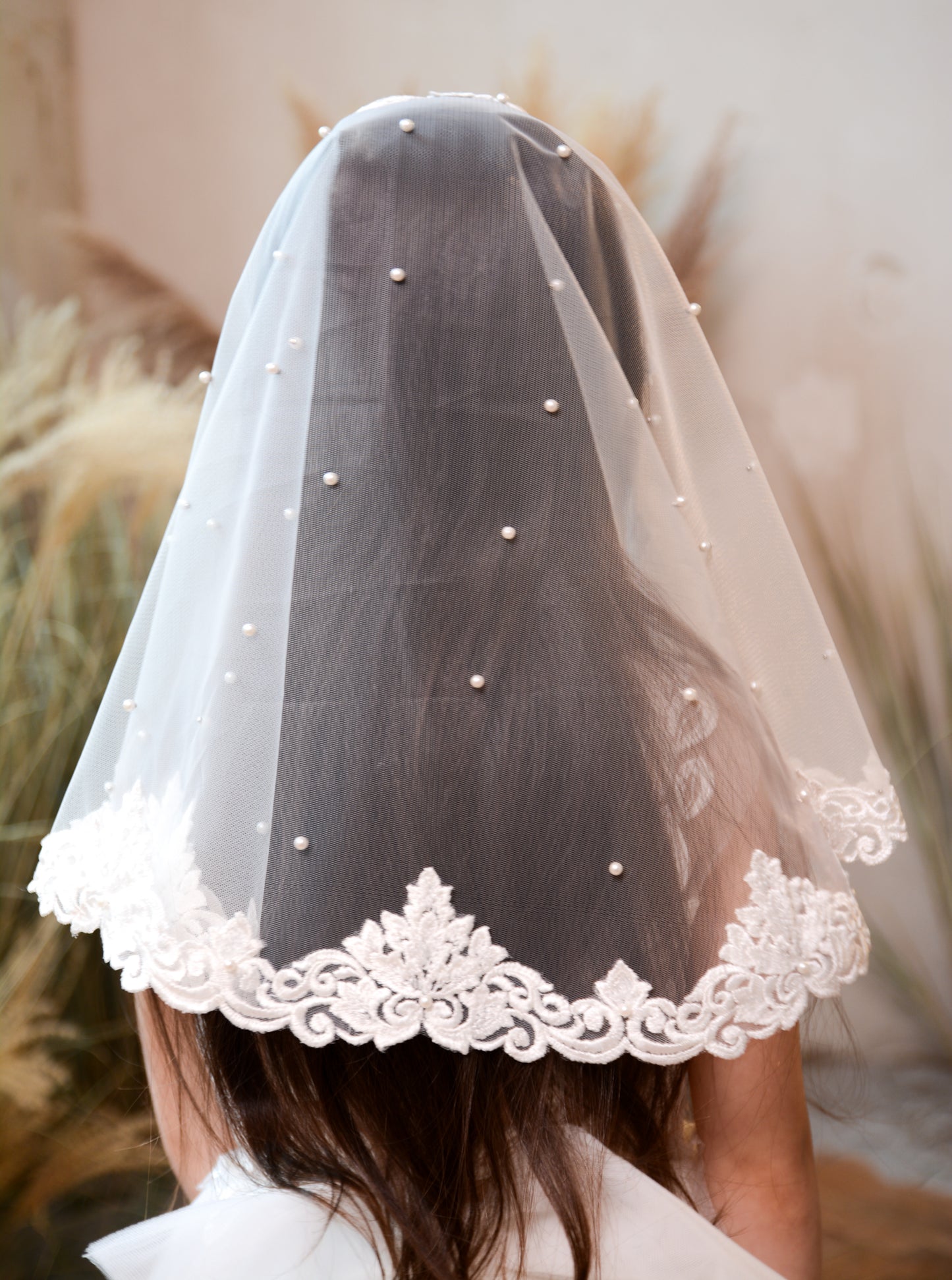 SHORT IVORY VEIL WITH PEARLS