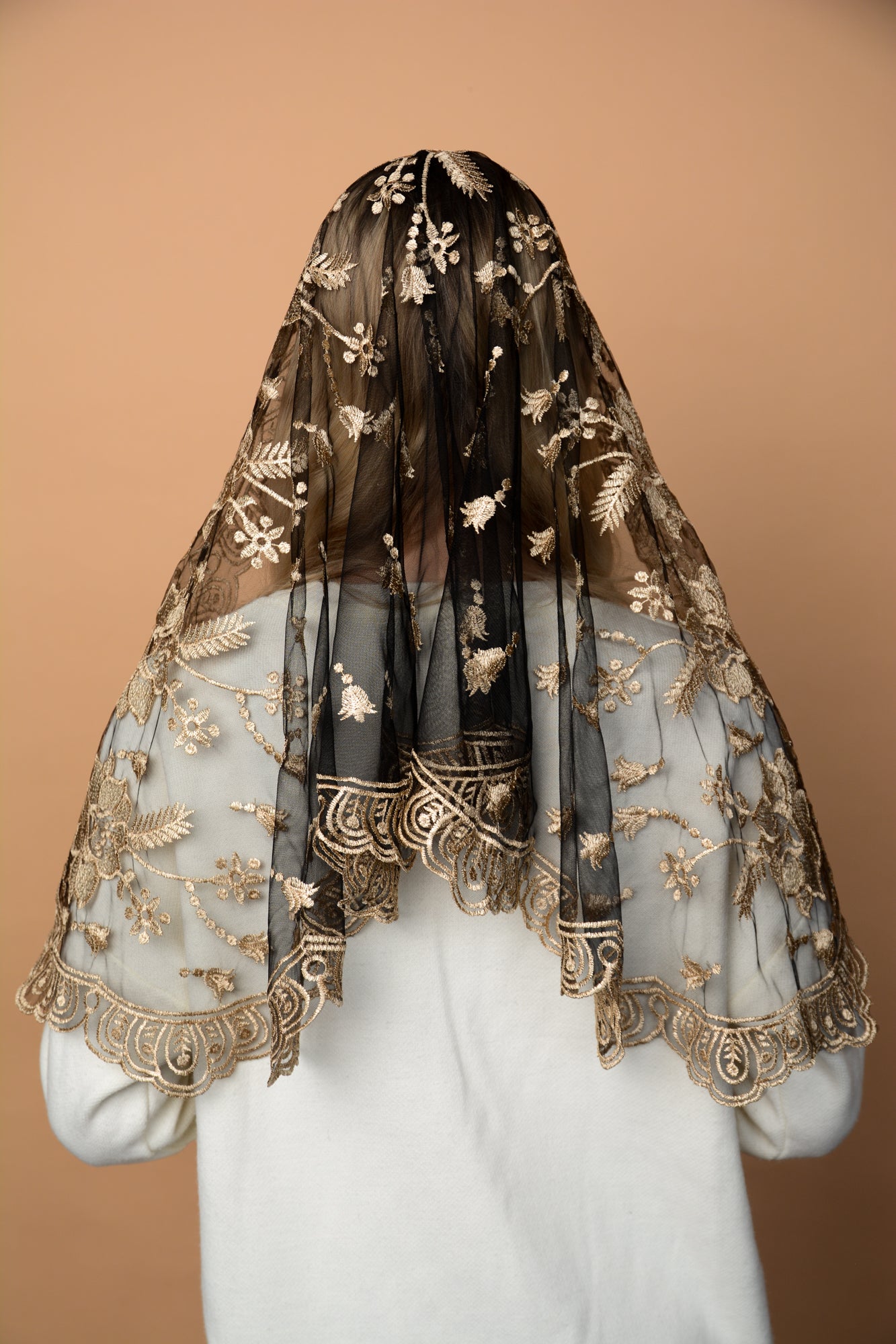 LONG GOLD MANTILLA