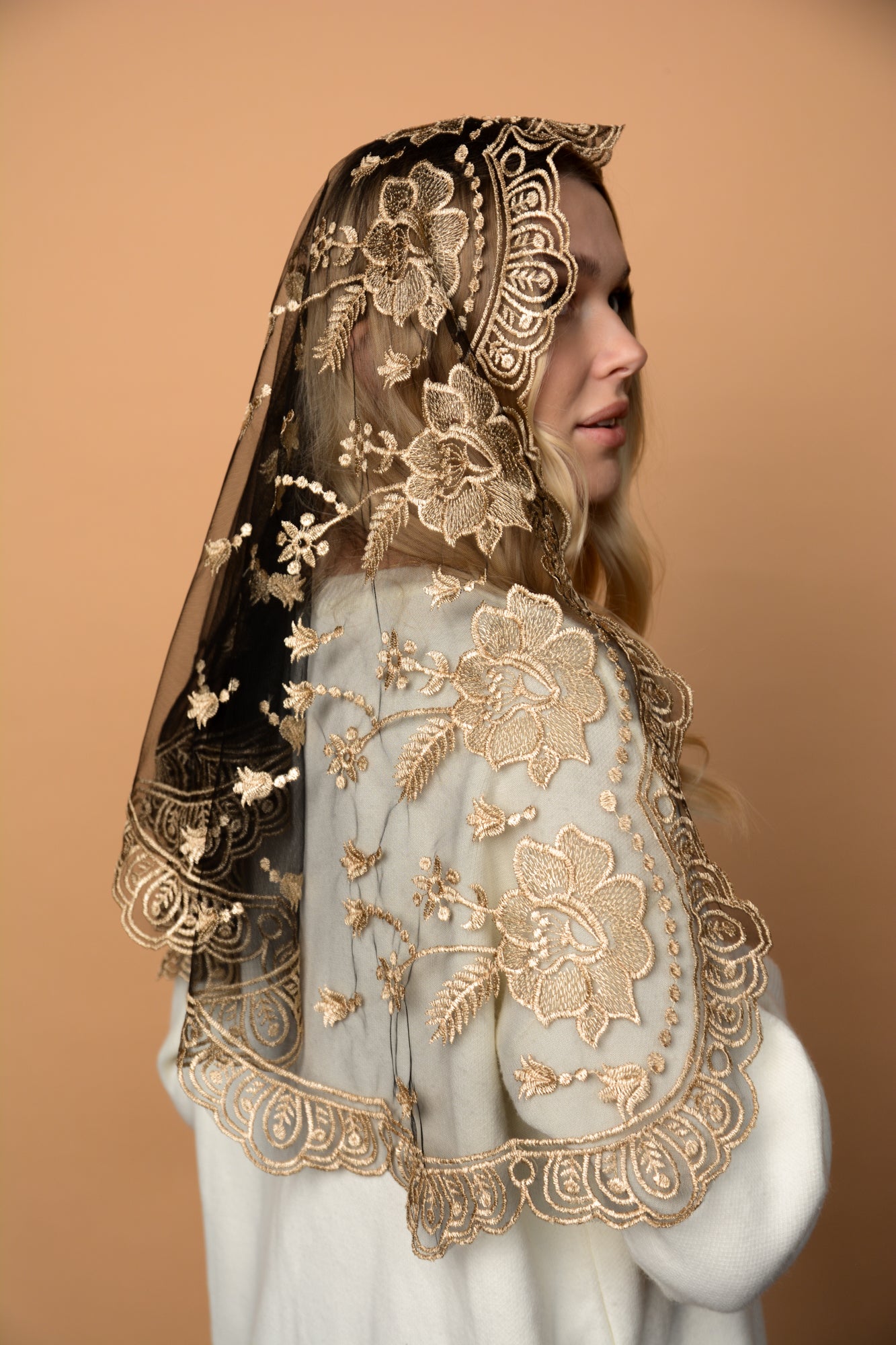 LONG GOLD MANTILLA