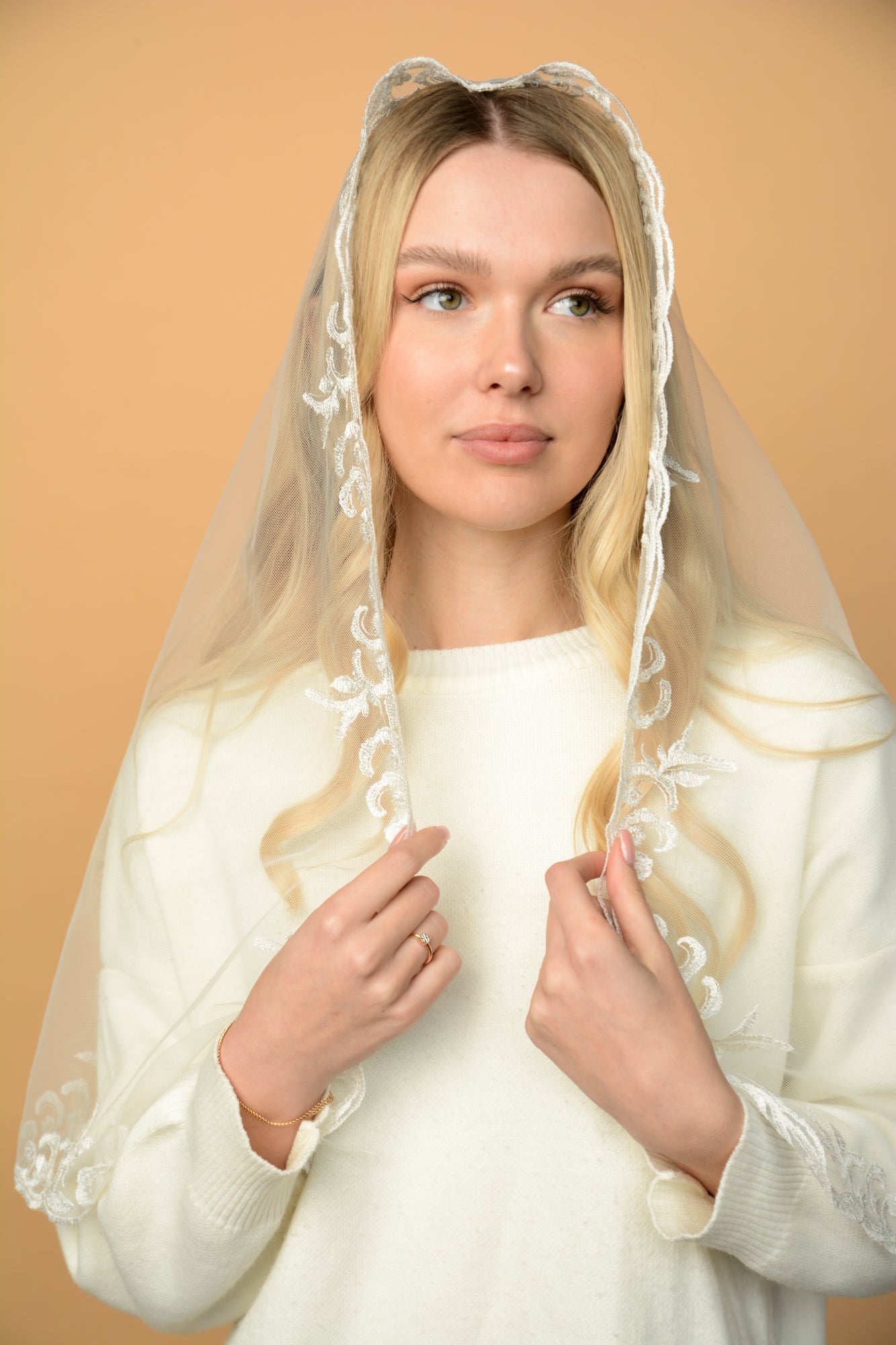 LONG IVORY MANTILLA