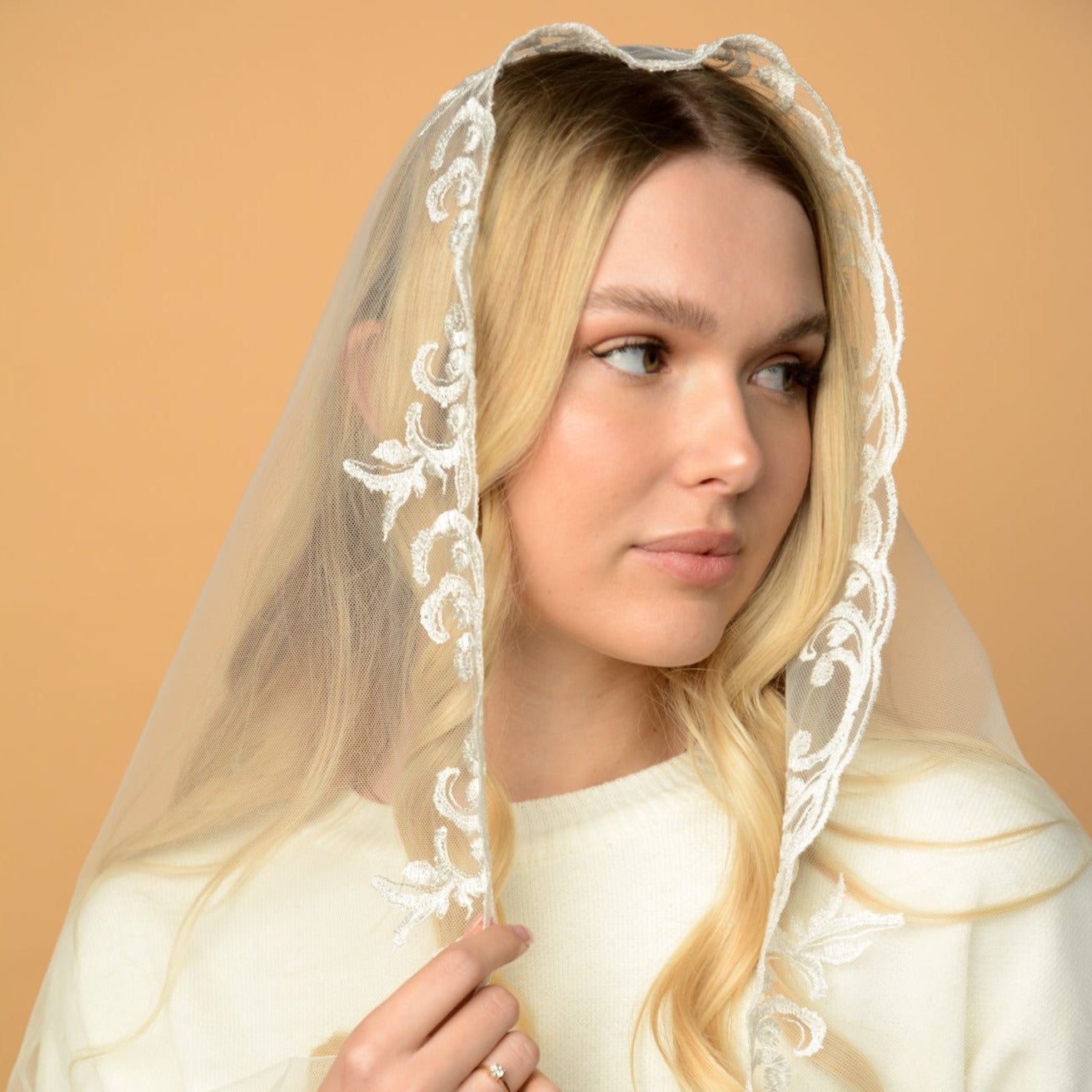 LONG IVORY MANTILLA