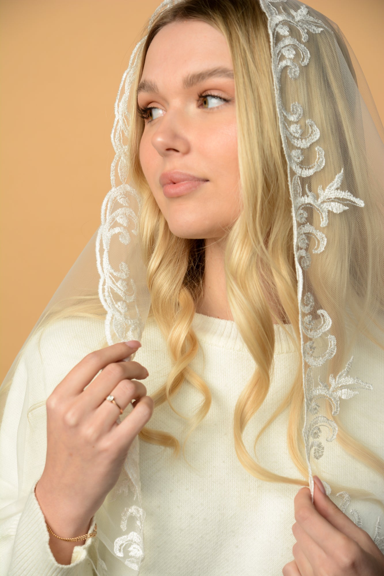 LONG IVORY MANTILLA