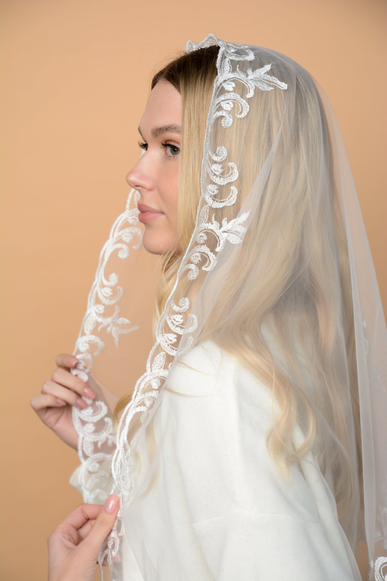 LONG IVORY MANTILLA