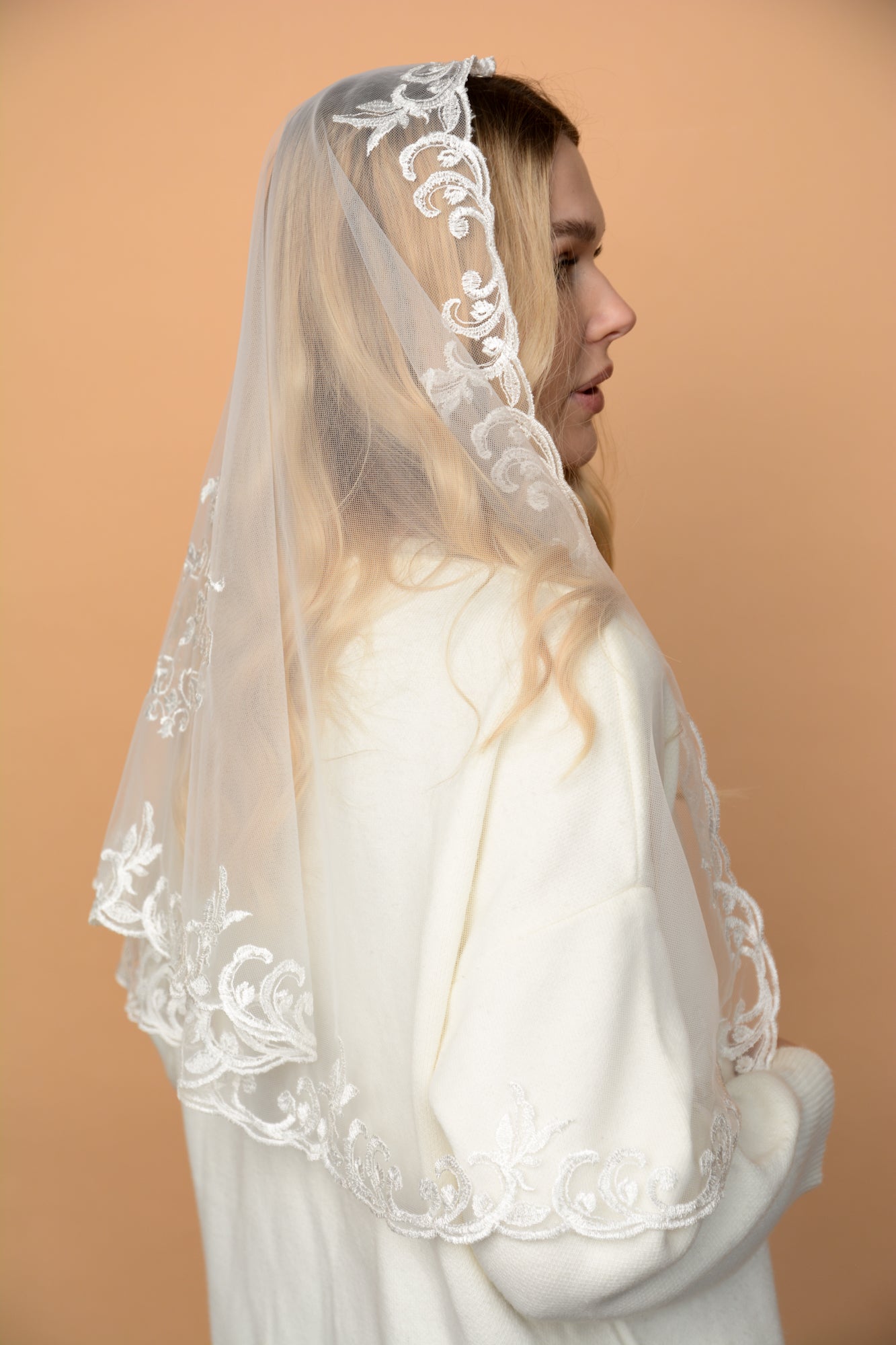 LONG IVORY MANTILLA