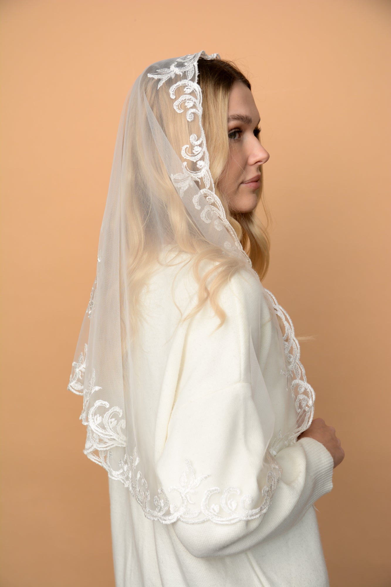 LONG IVORY MANTILLA