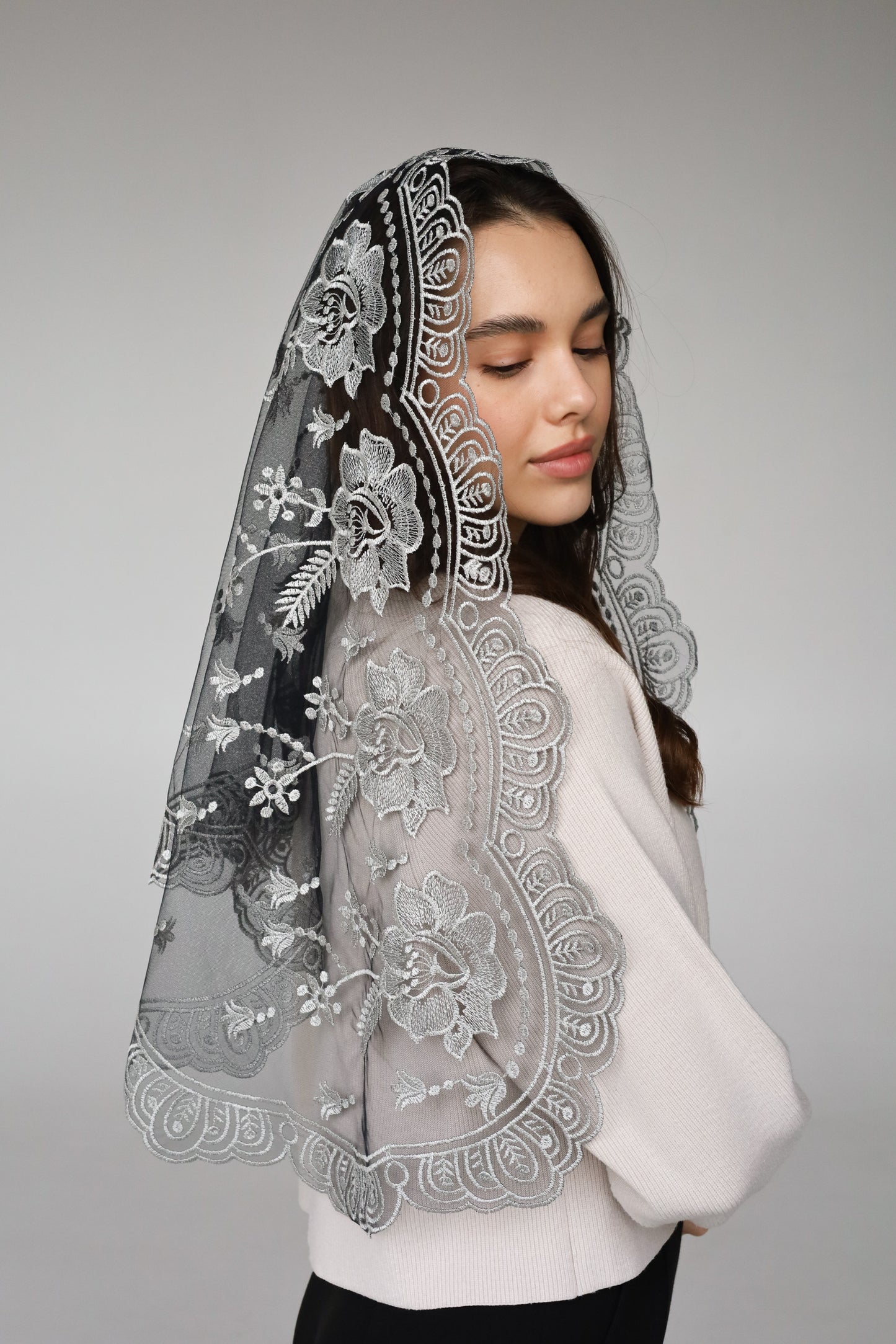 LONG GREY MANTILLA