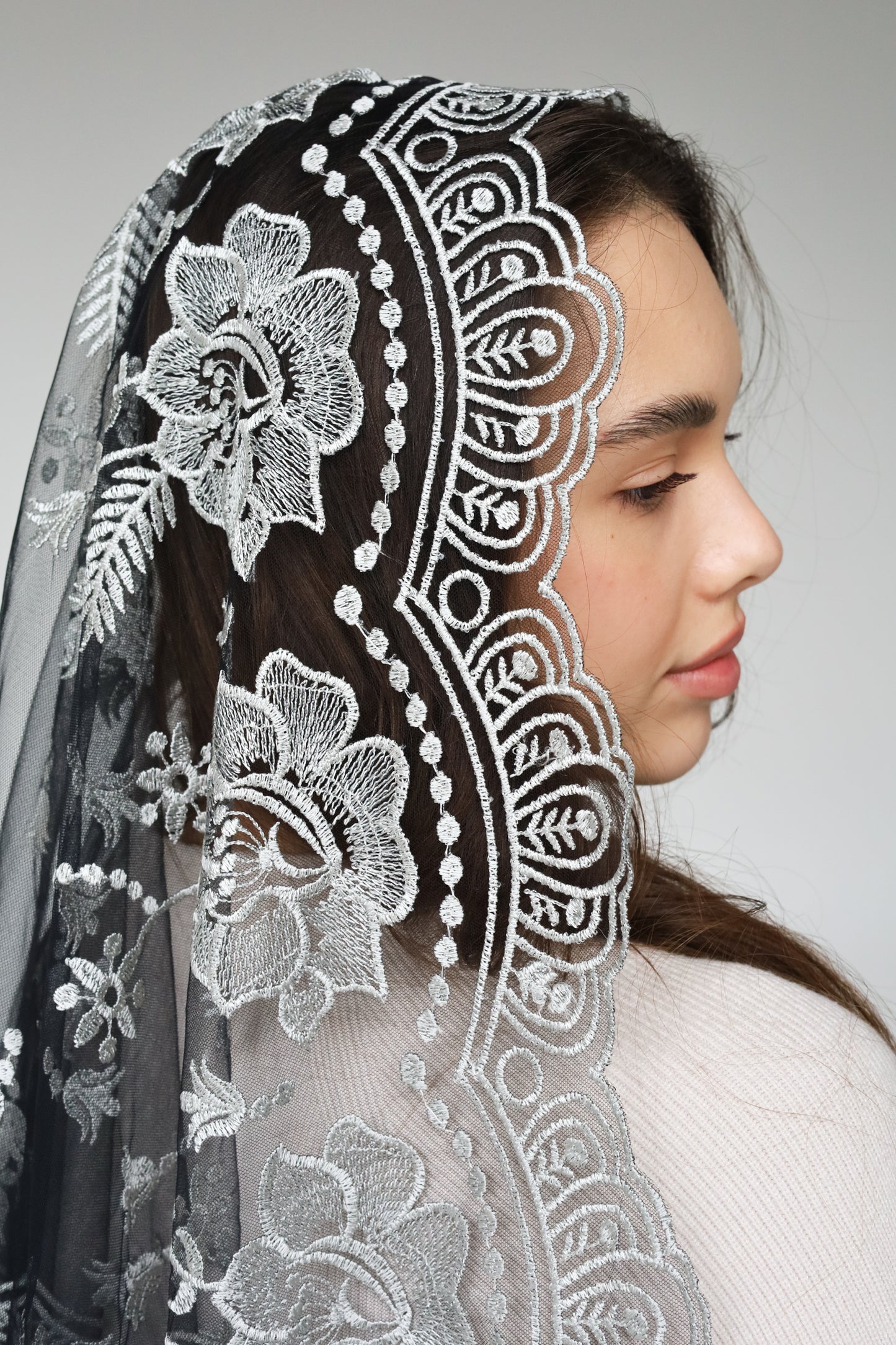 LONG GREY MANTILLA