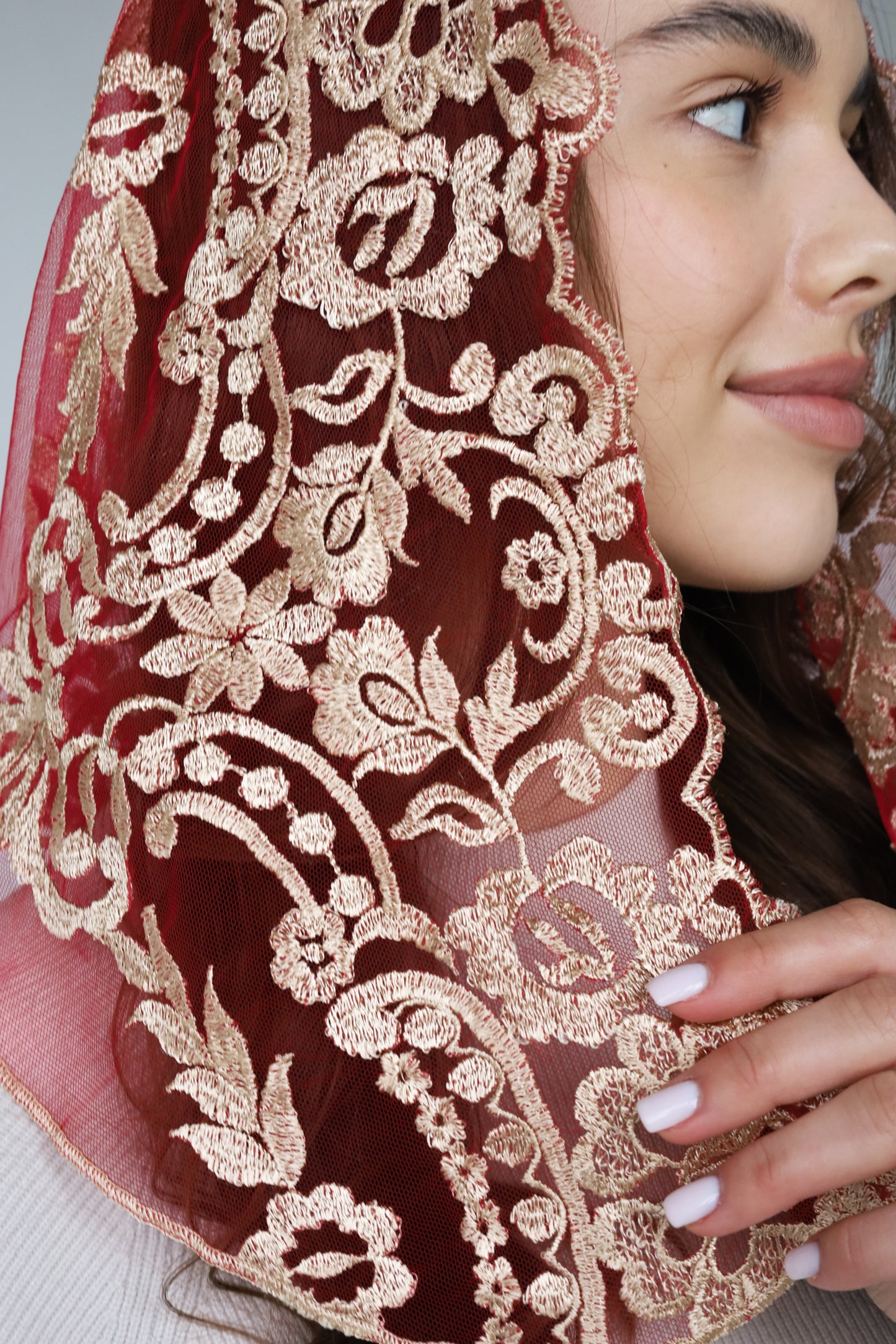 SHORT GOLD & BURGUNDY VEIL