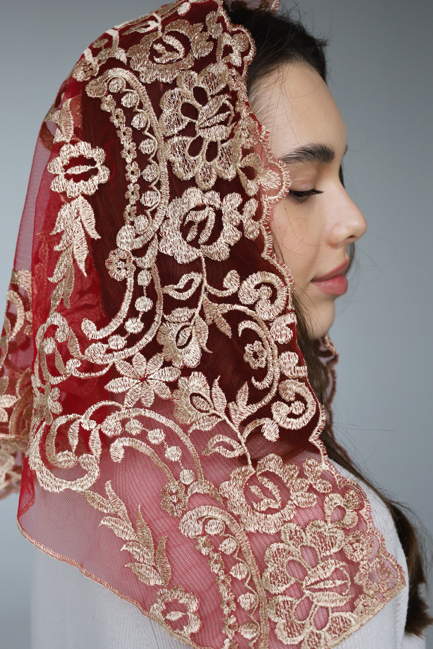 SHORT GOLD & BURGUNDY VEIL