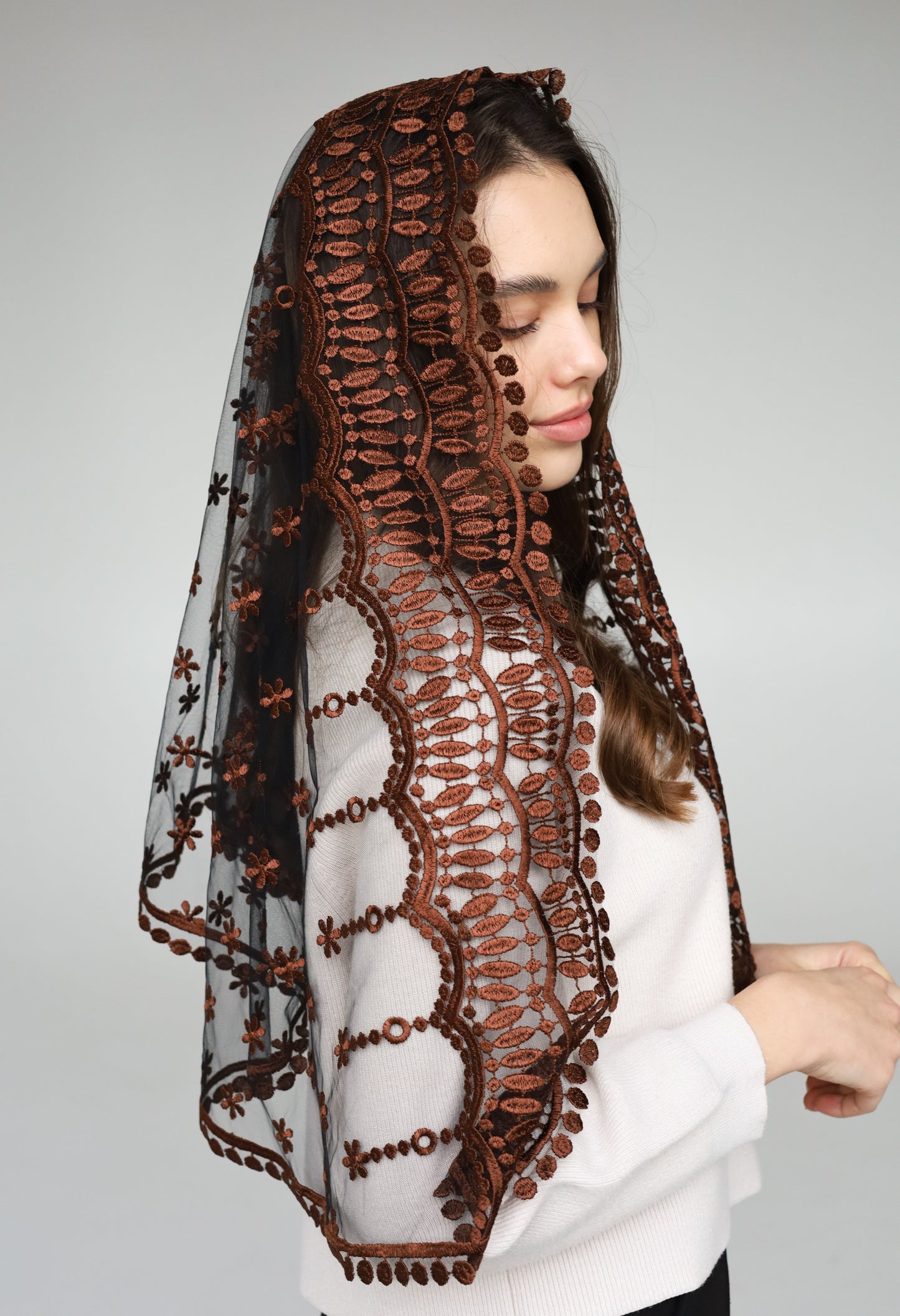 LONG BROWN MANTILLA