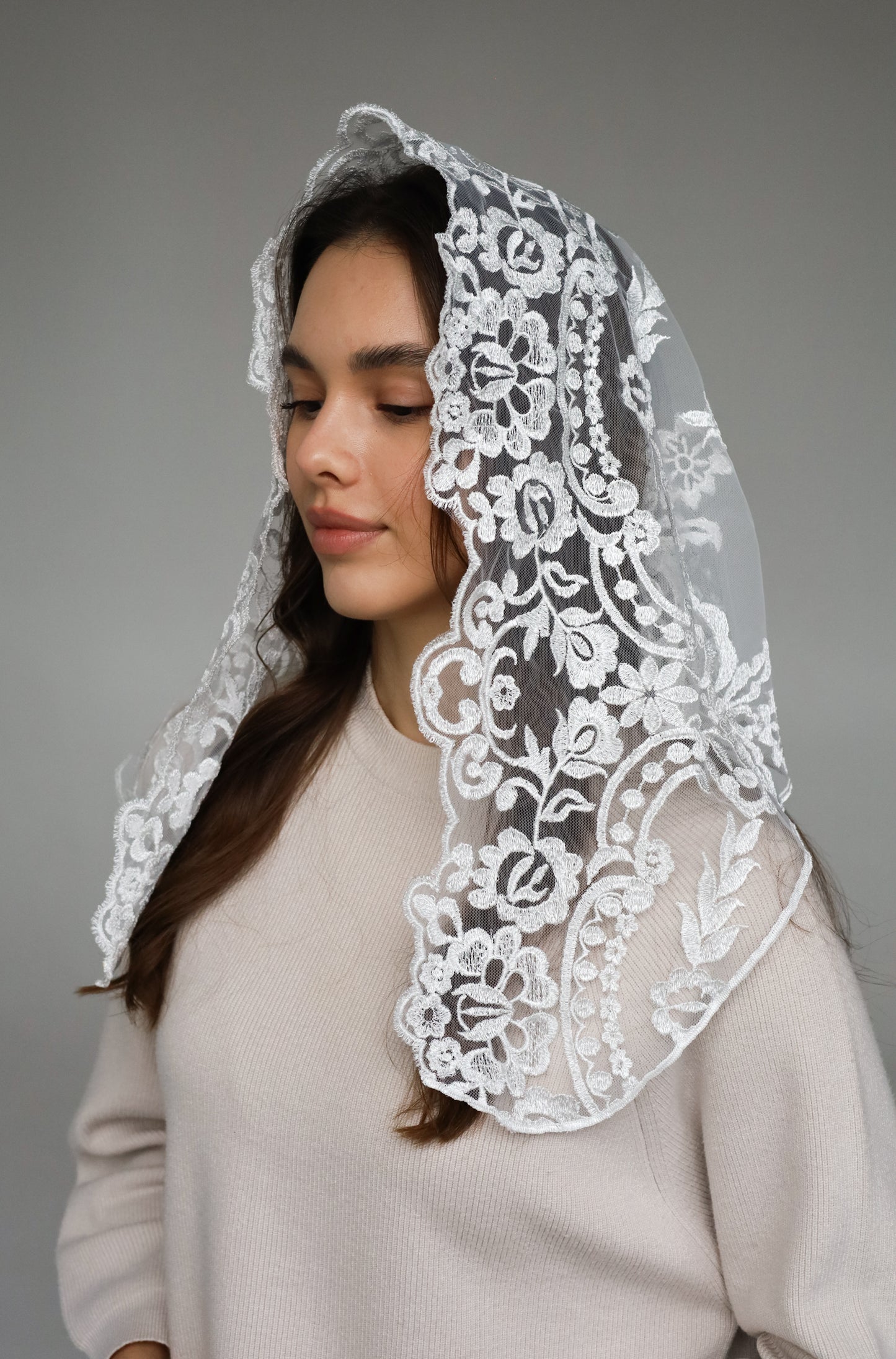 SHORT IVORY MANTILLA