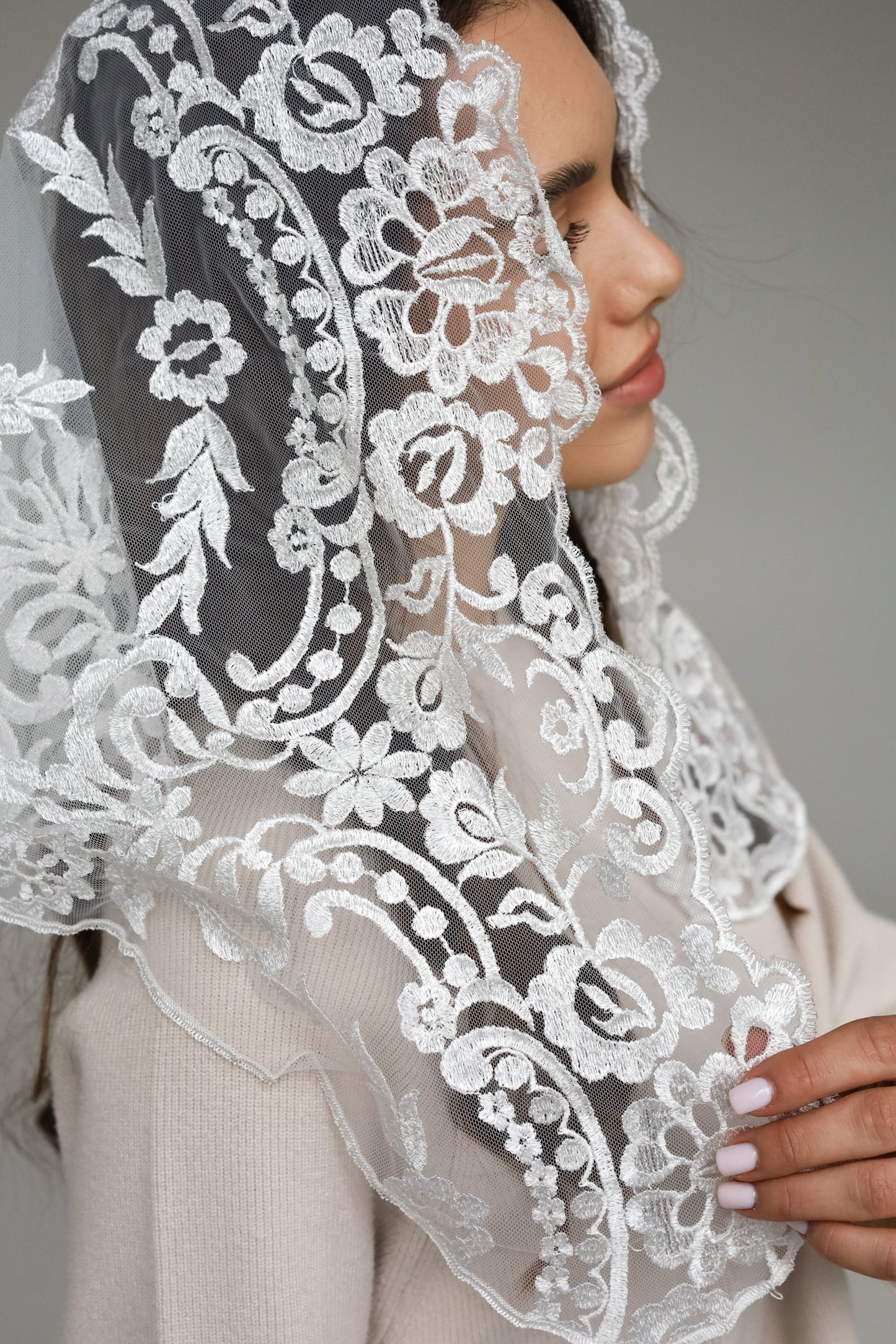 SHORT IVORY MANTILLA