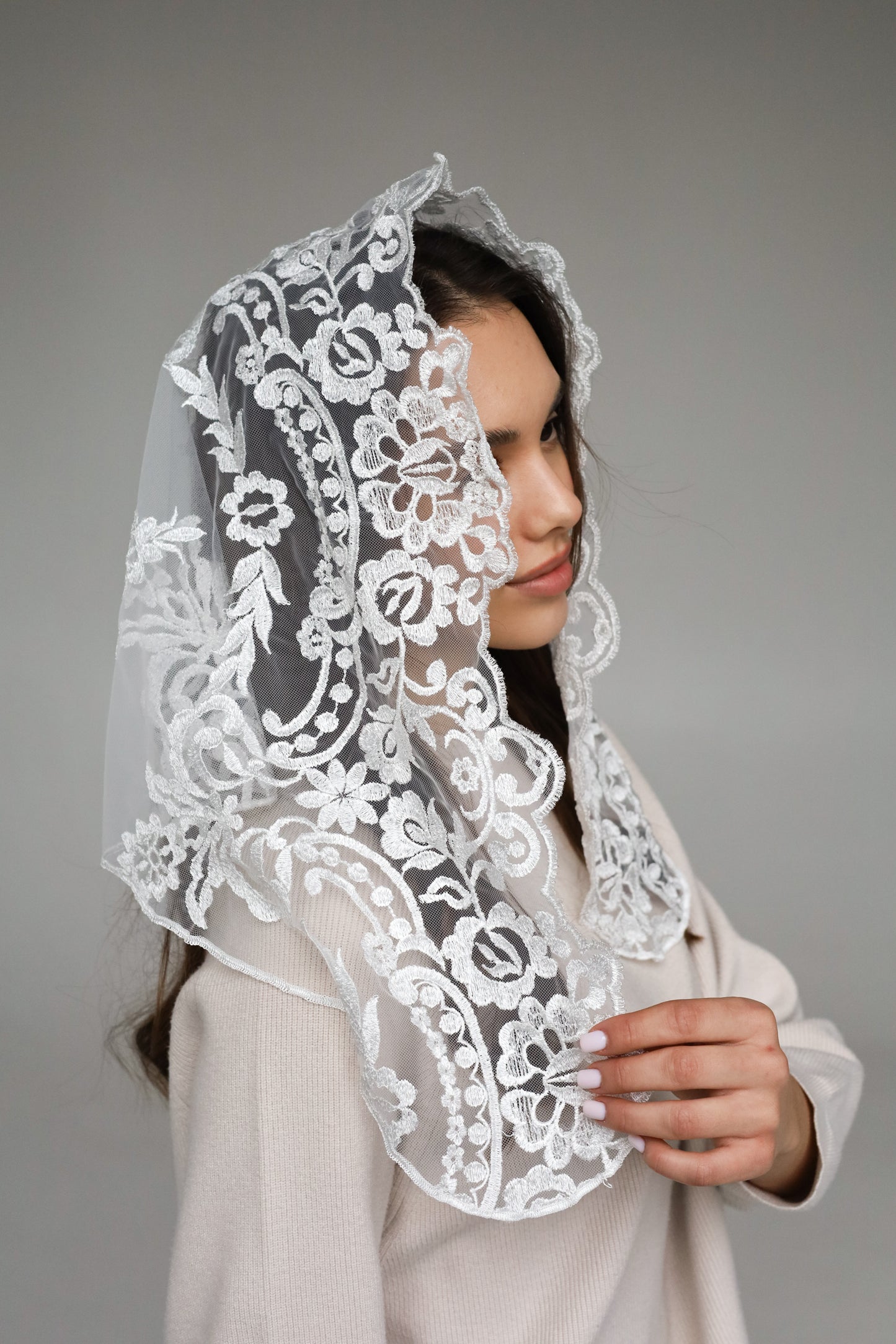 SHORT IVORY MANTILLA