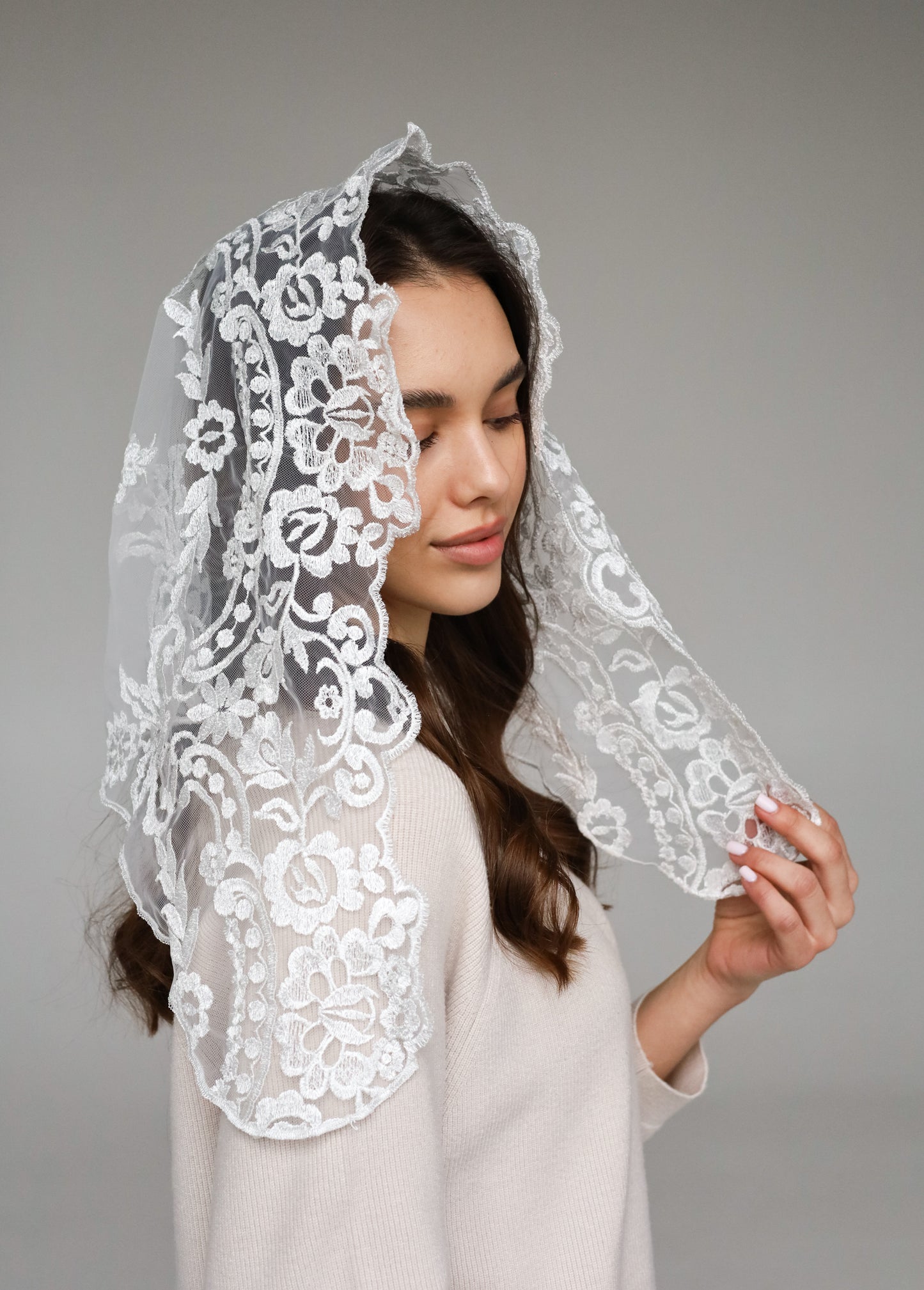 SHORT IVORY MANTILLA