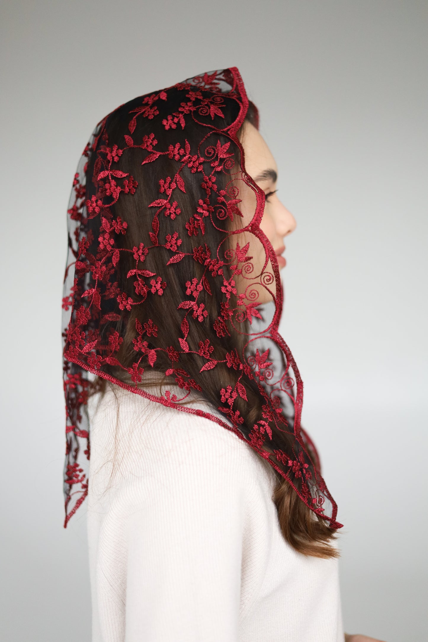 TRIANGLE BURGUNDY VEIL