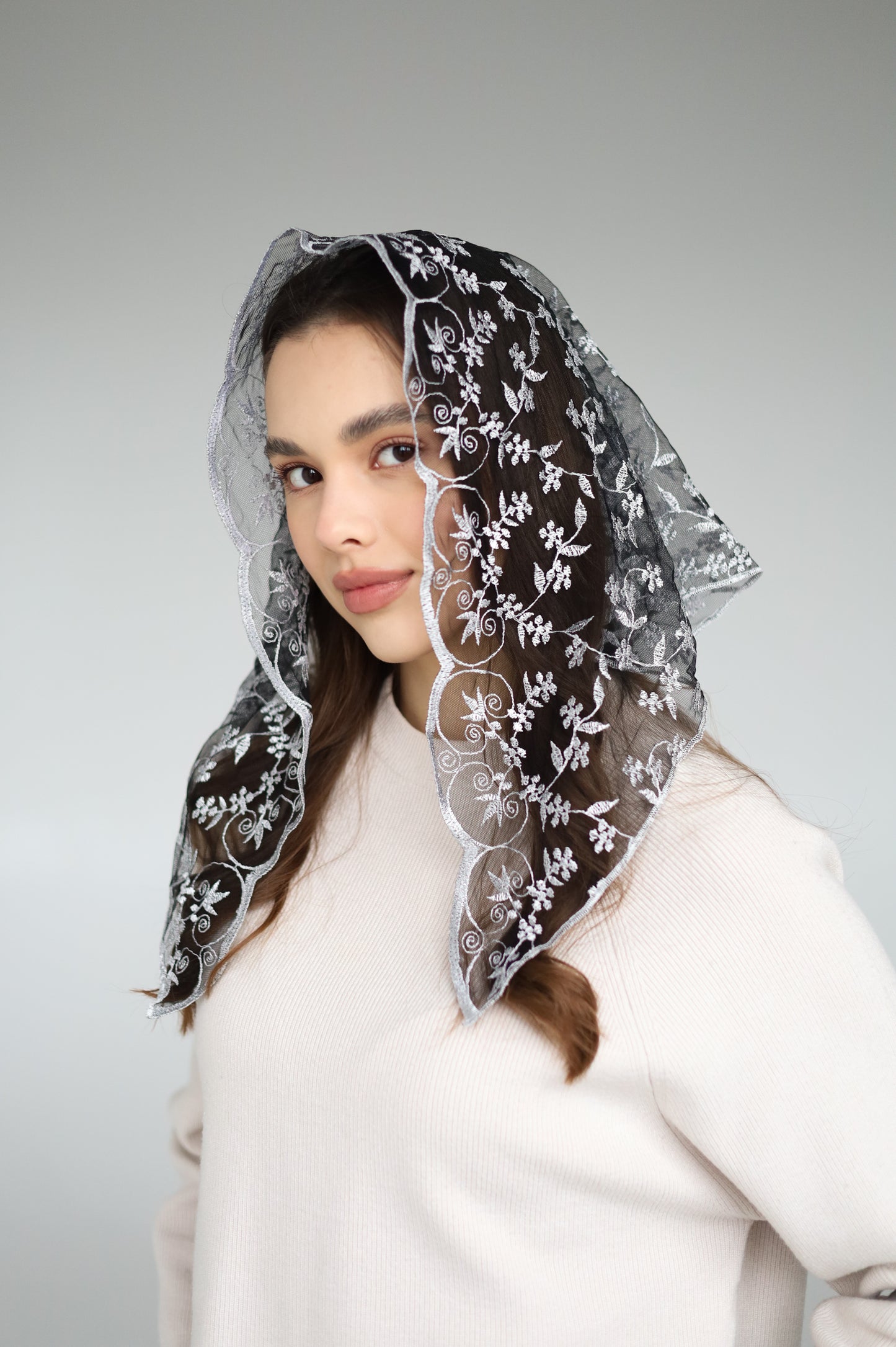 SHORT GREY MANTILLA