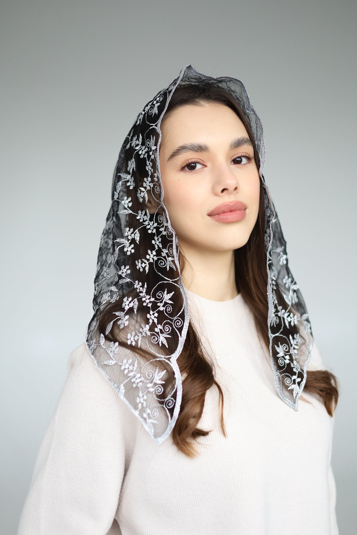 SHORT GREY MANTILLA