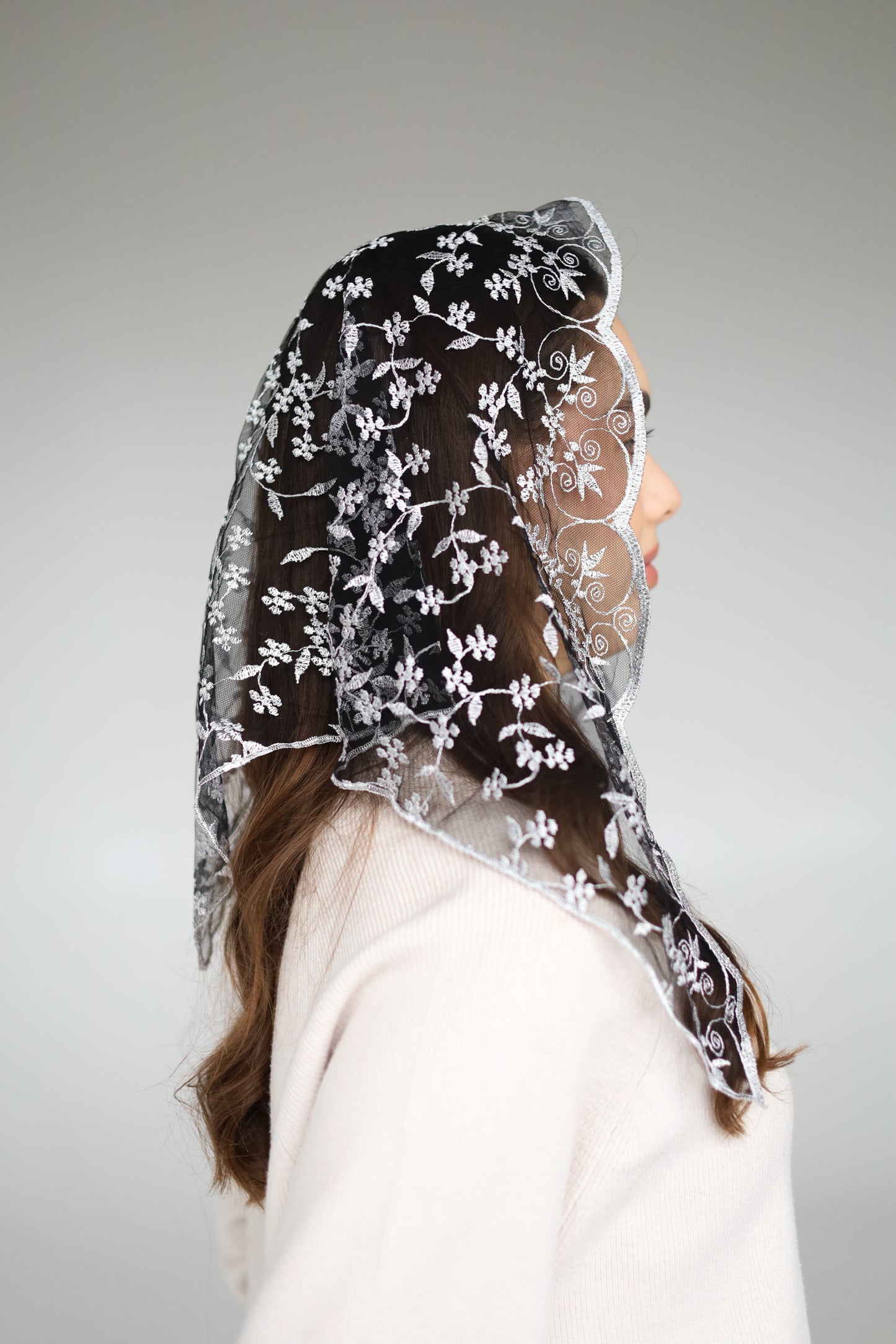 SHORT GREY MANTILLA