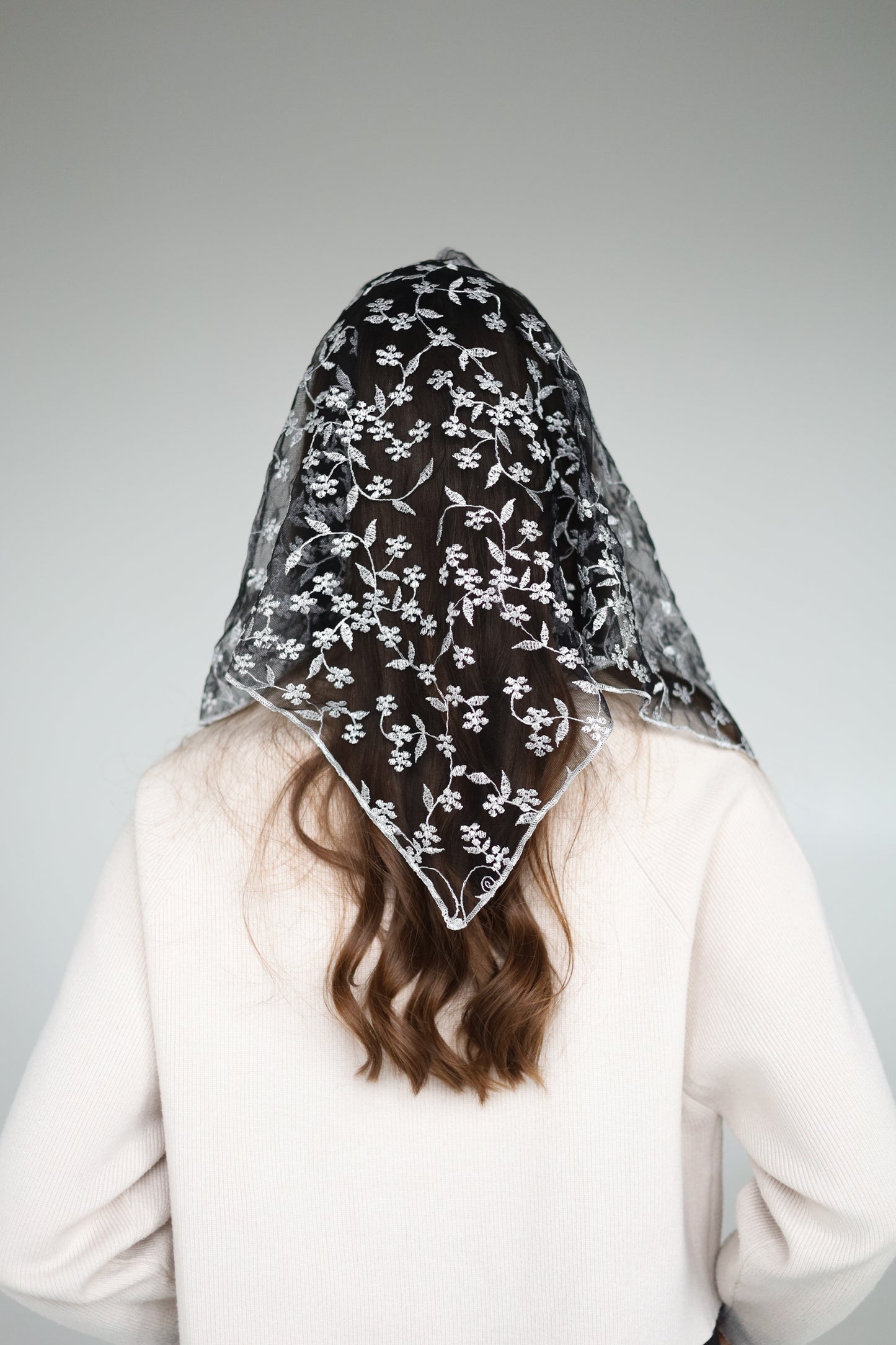 SHORT GREY MANTILLA