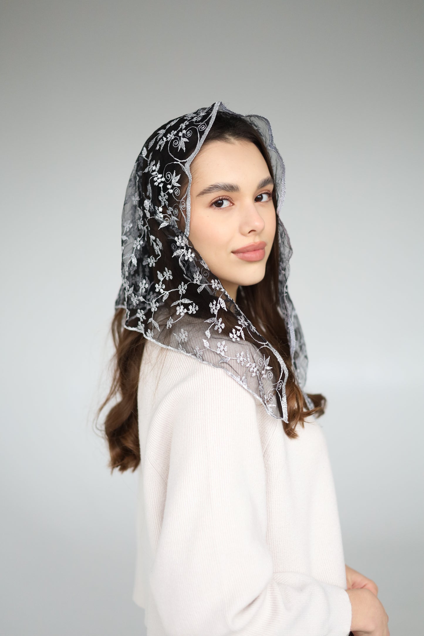 SHORT GREY MANTILLA