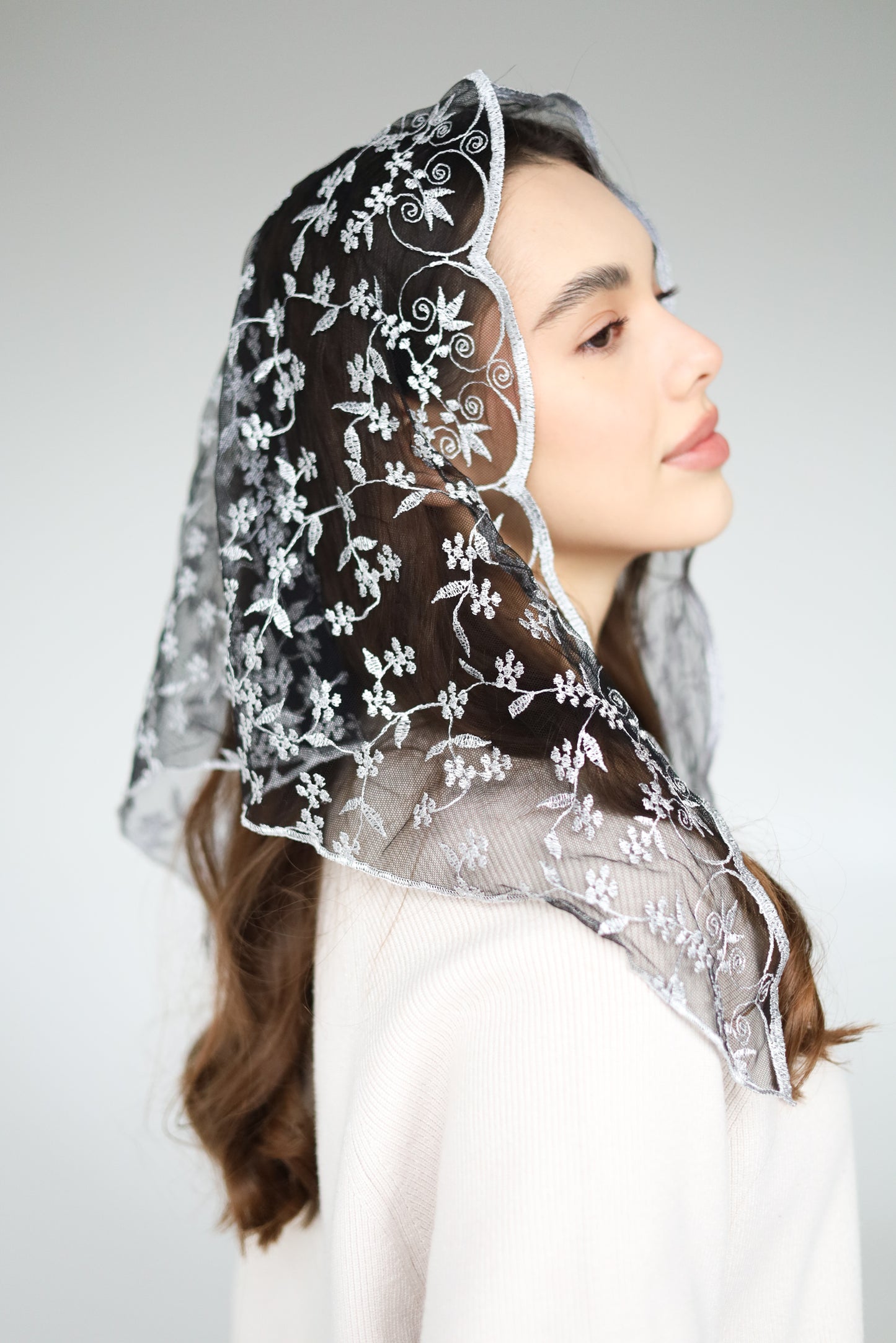 SHORT GREY MANTILLA