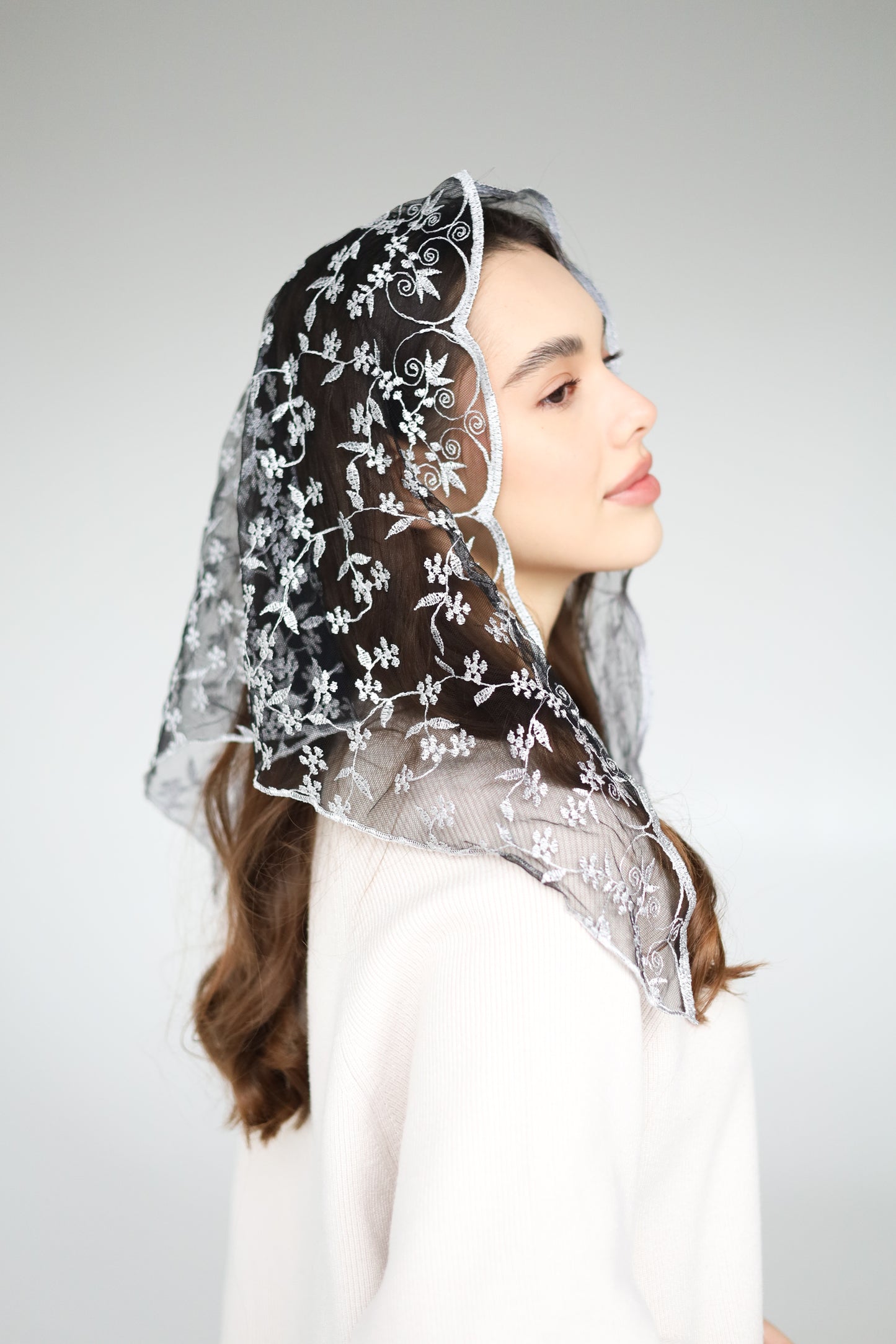 SHORT GREY MANTILLA