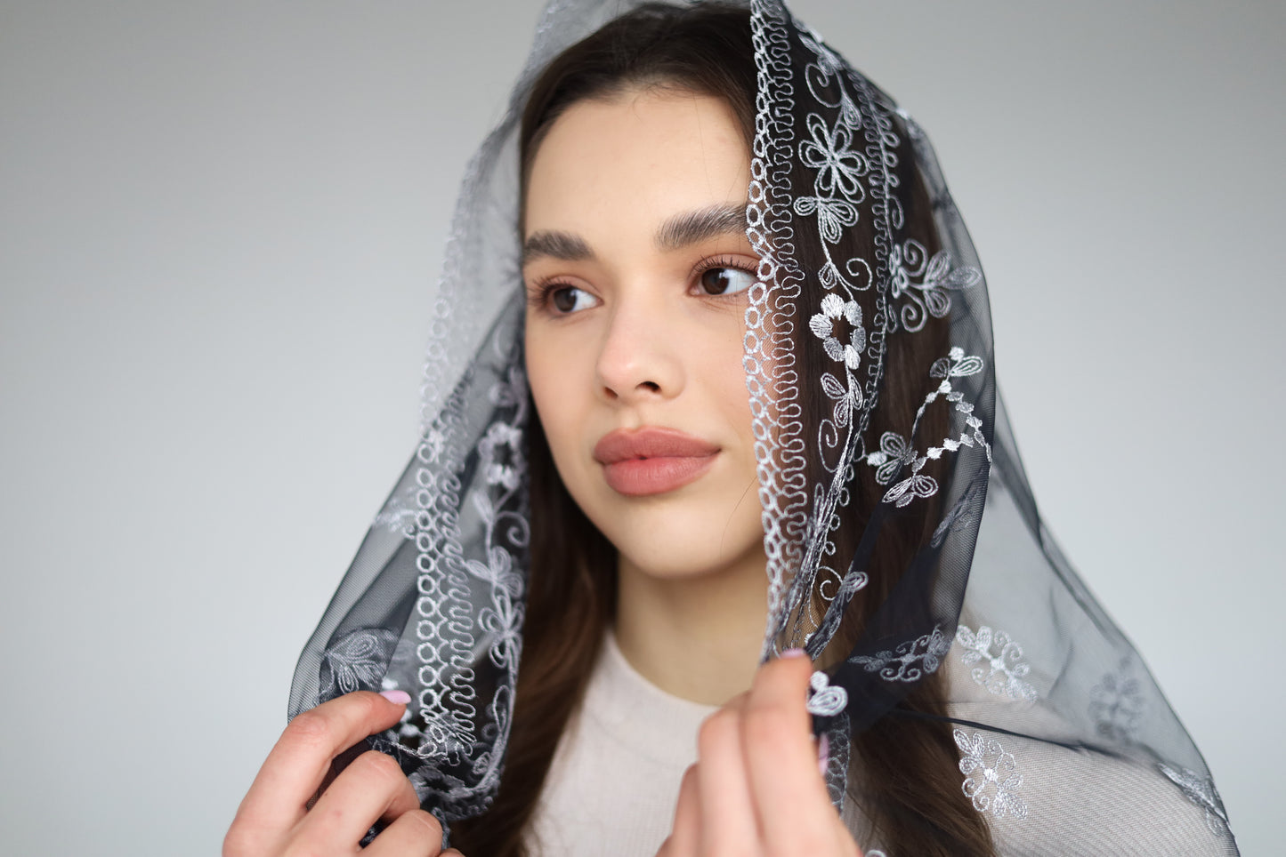 GREY INFINITY MANTILLA