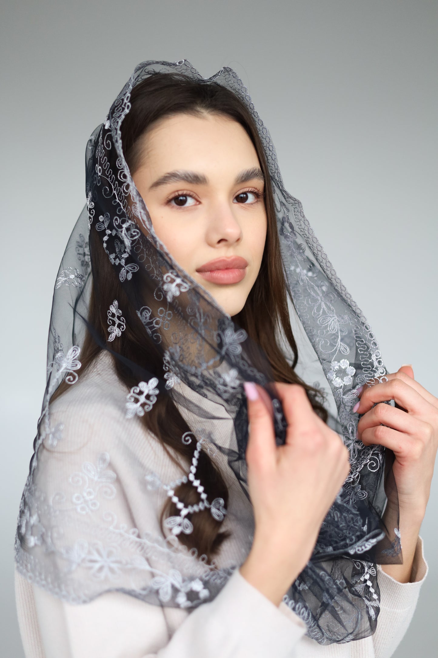 GREY INFINITY MANTILLA