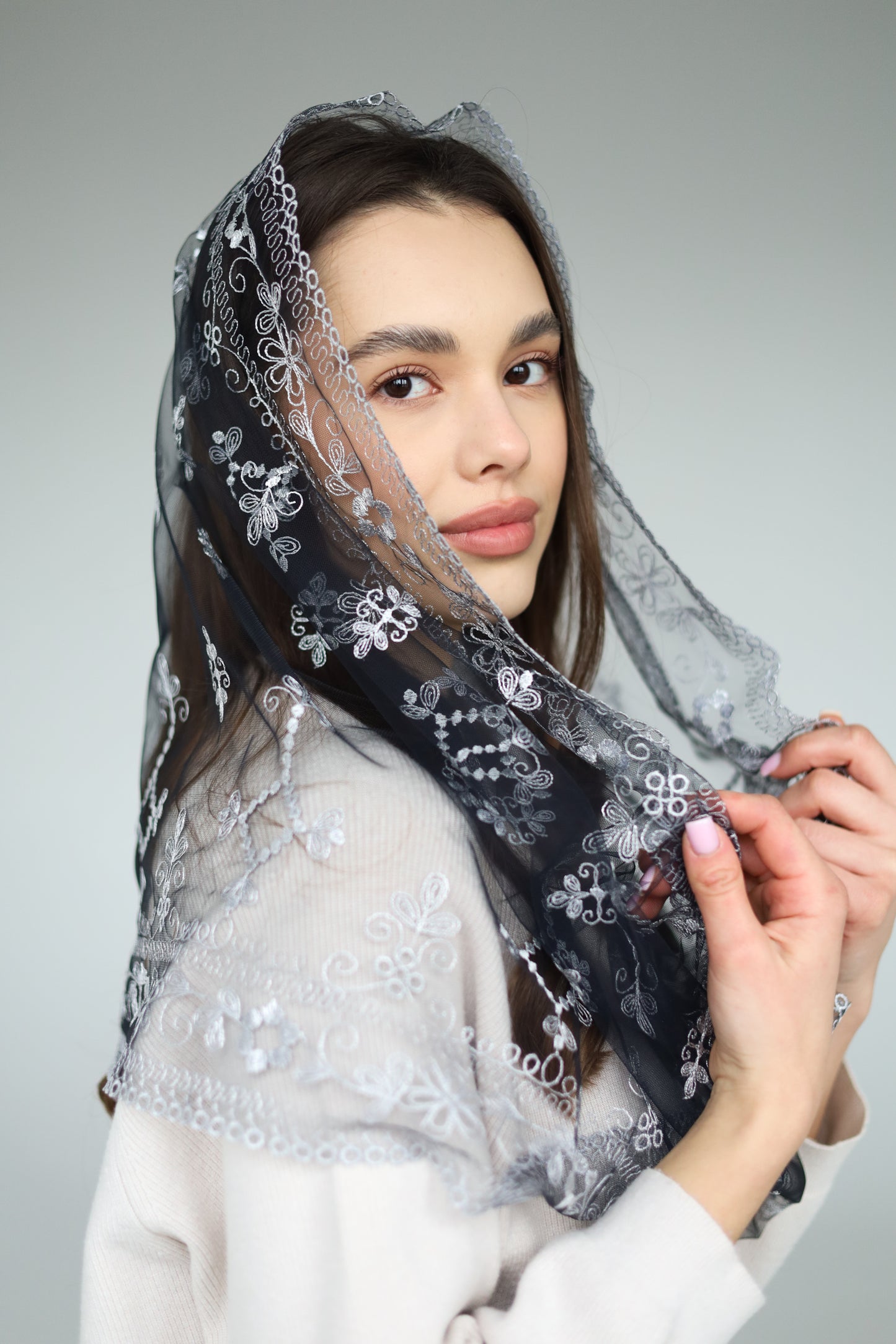 GREY INFINITY MANTILLA