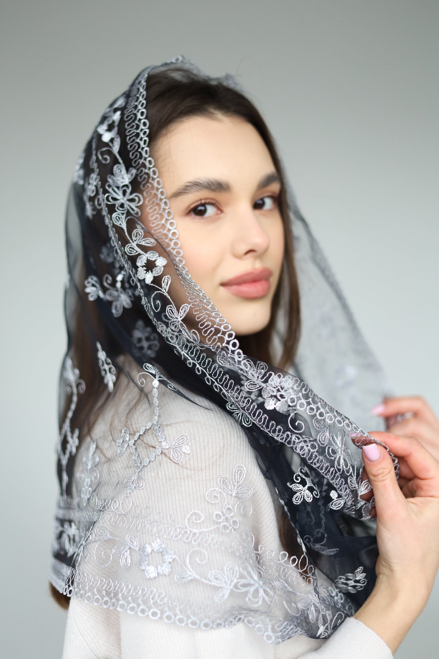 GREY INFINITY MANTILLA