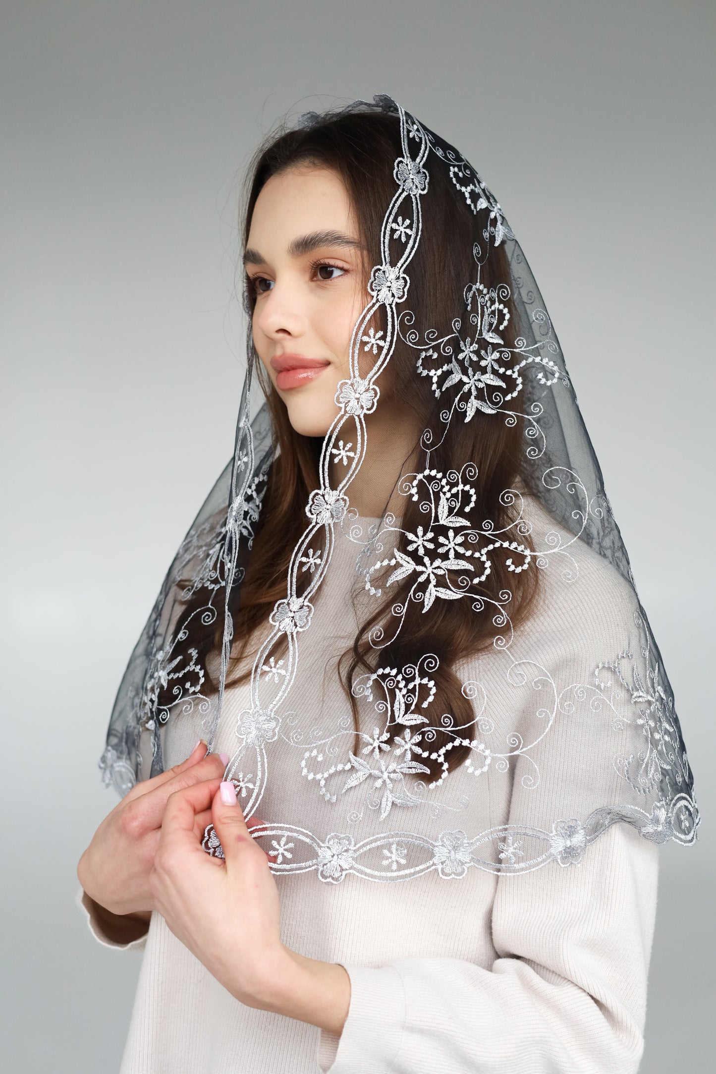 LONG GREY MANTILLA