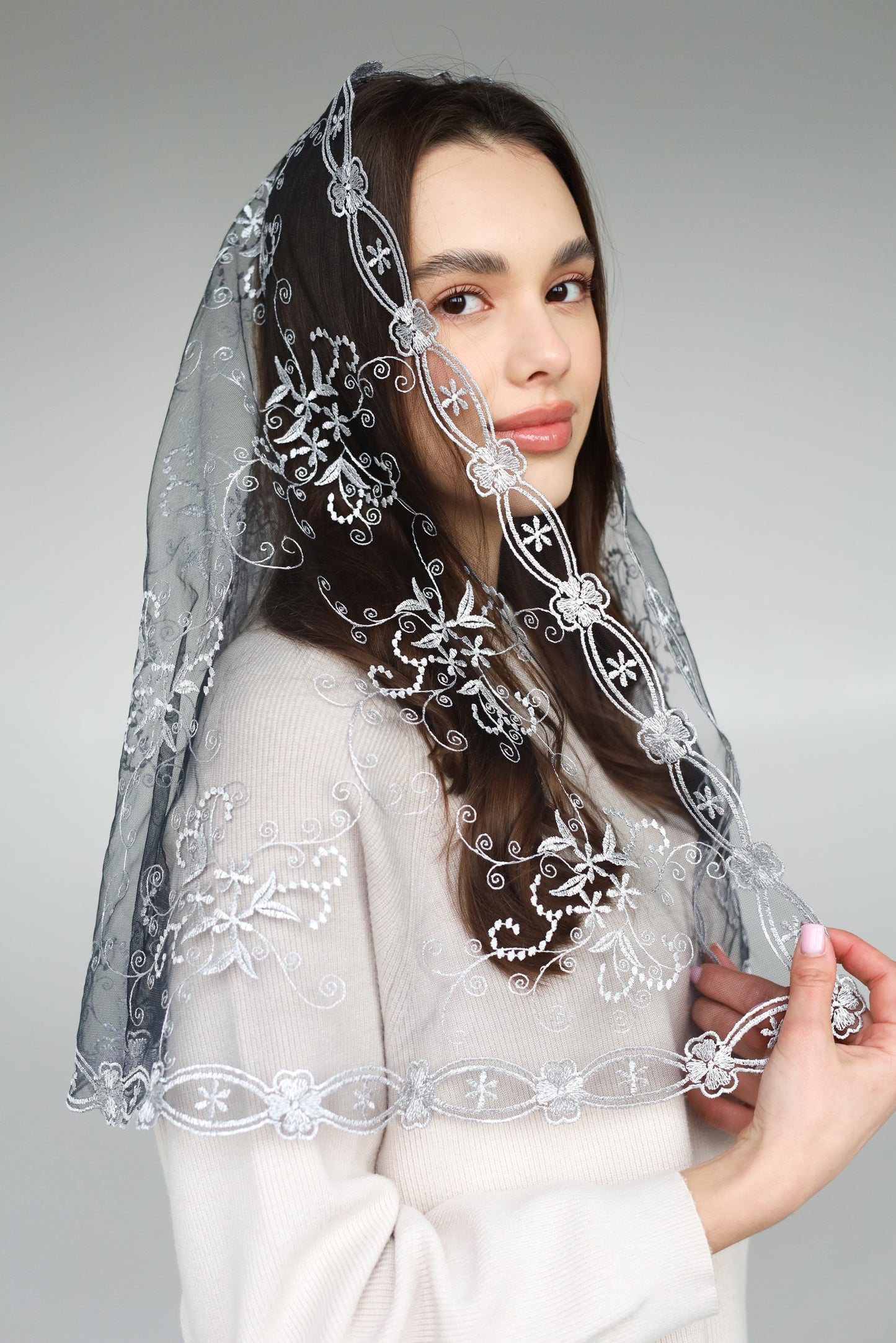 LONG GREY MANTILLA