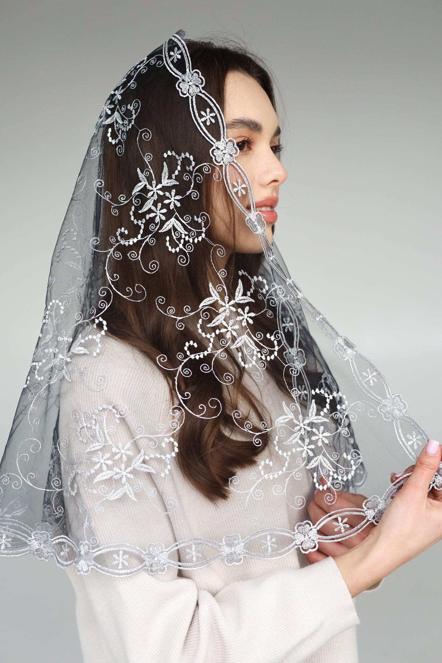 LONG GREY MANTILLA