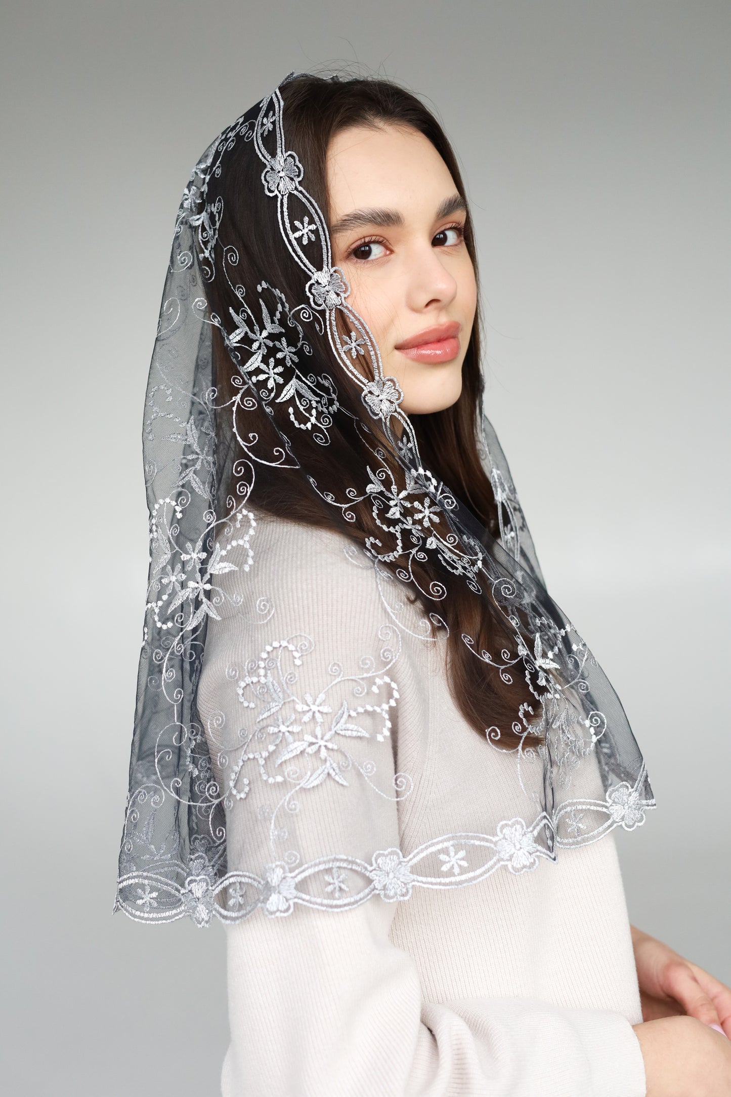 LONG GREY MANTILLA