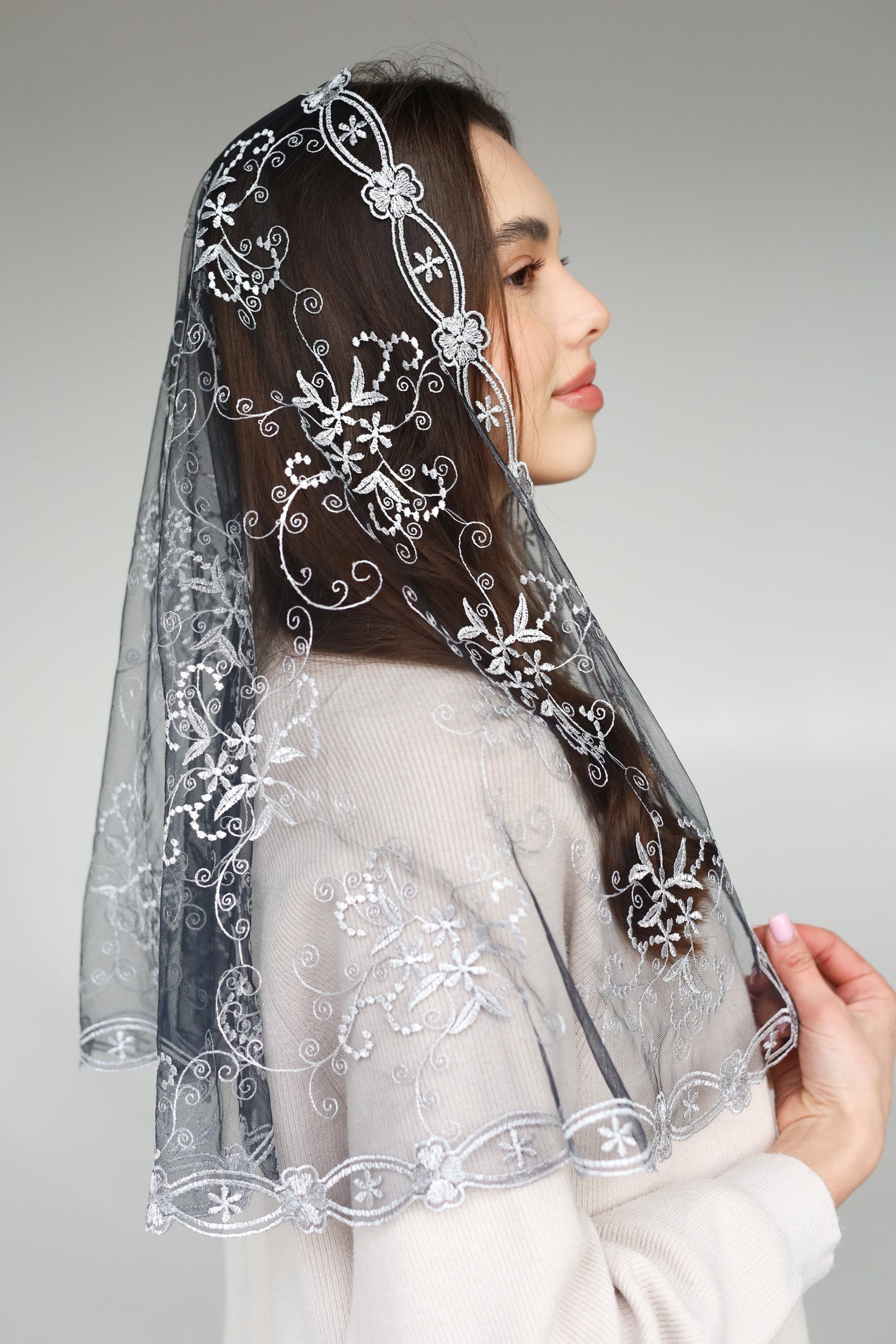 LONG GREY MANTILLA