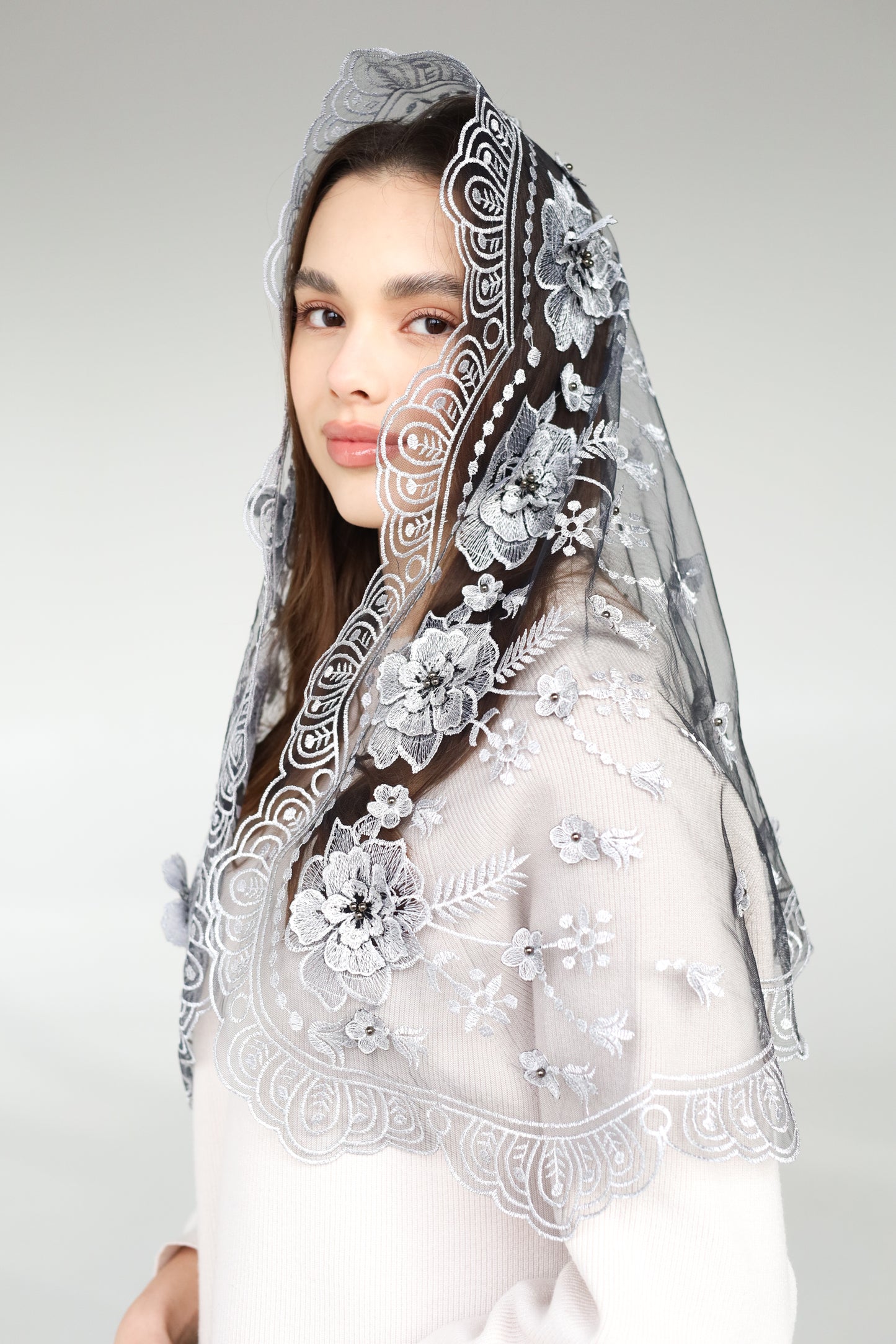 LONG GREY MANTILLA WITH 3D FLOWERS