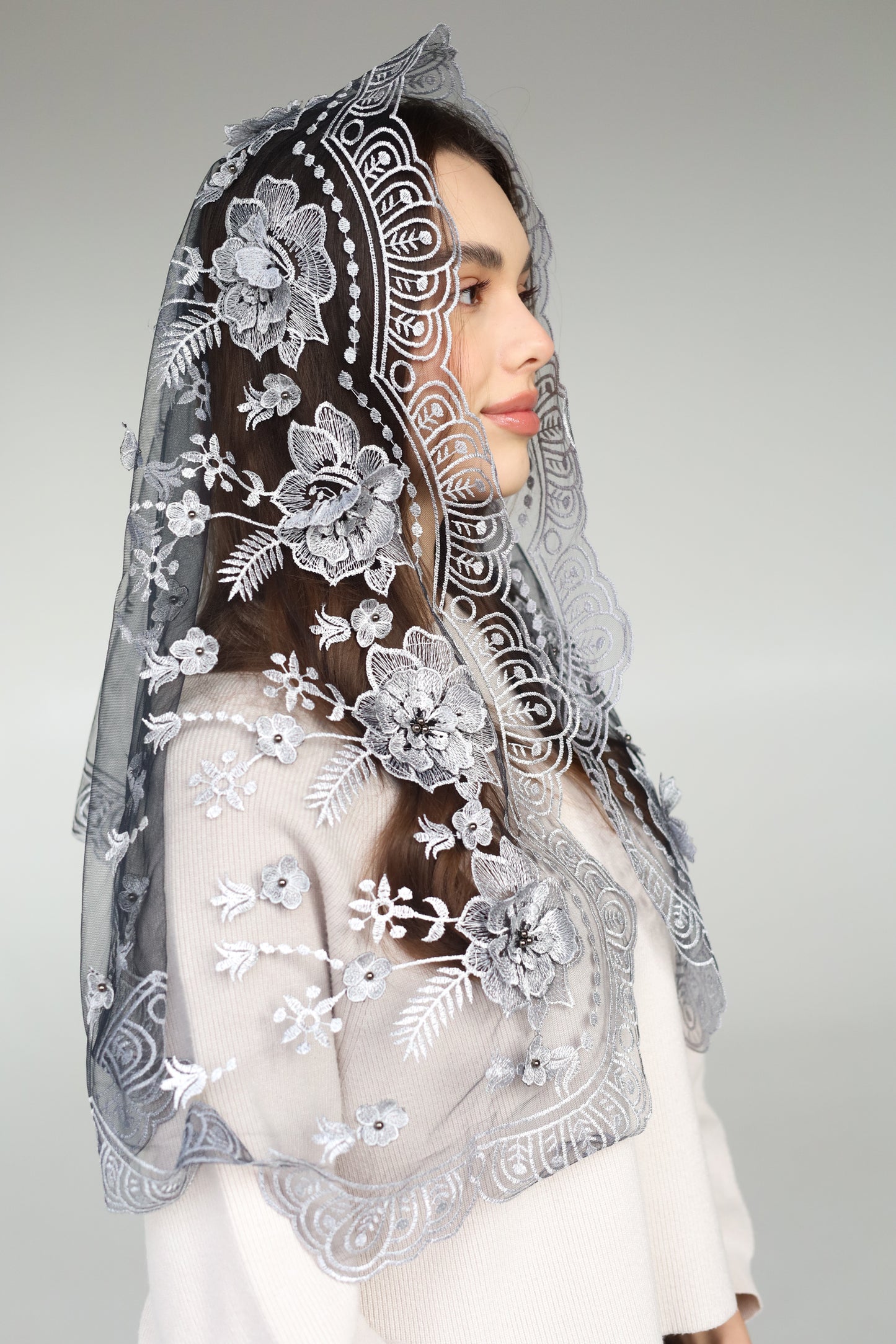 LONG GREY MANTILLA WITH 3D FLOWERS