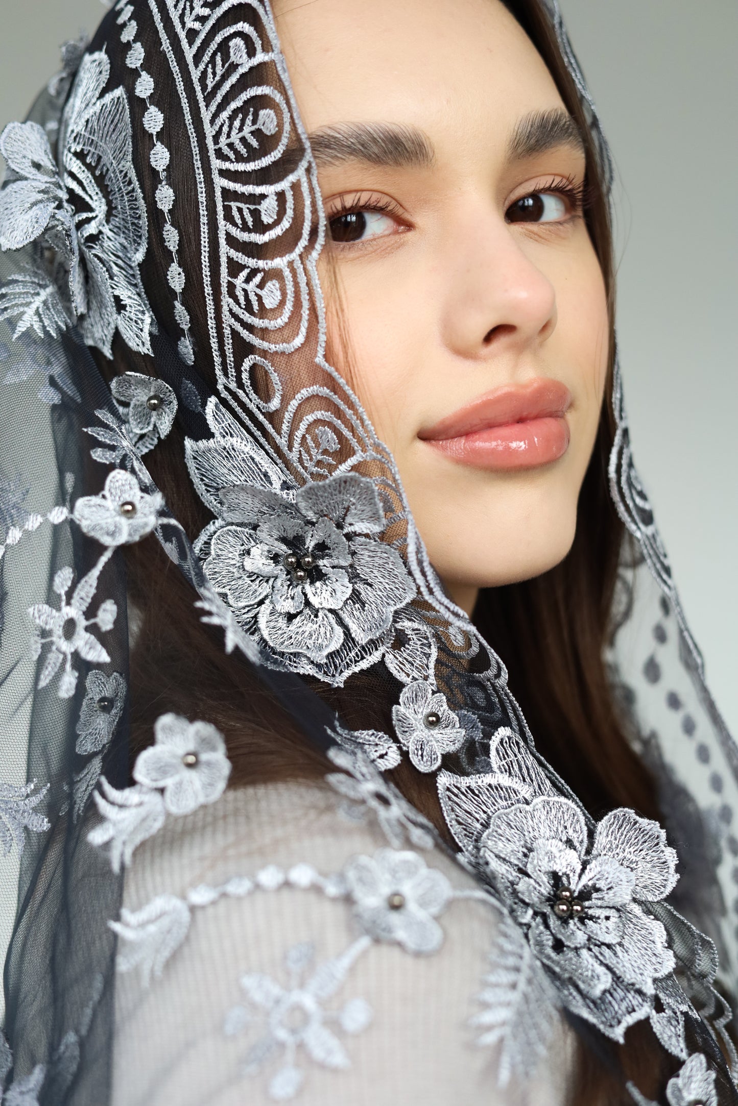 LONG GREY MANTILLA WITH 3D FLOWERS