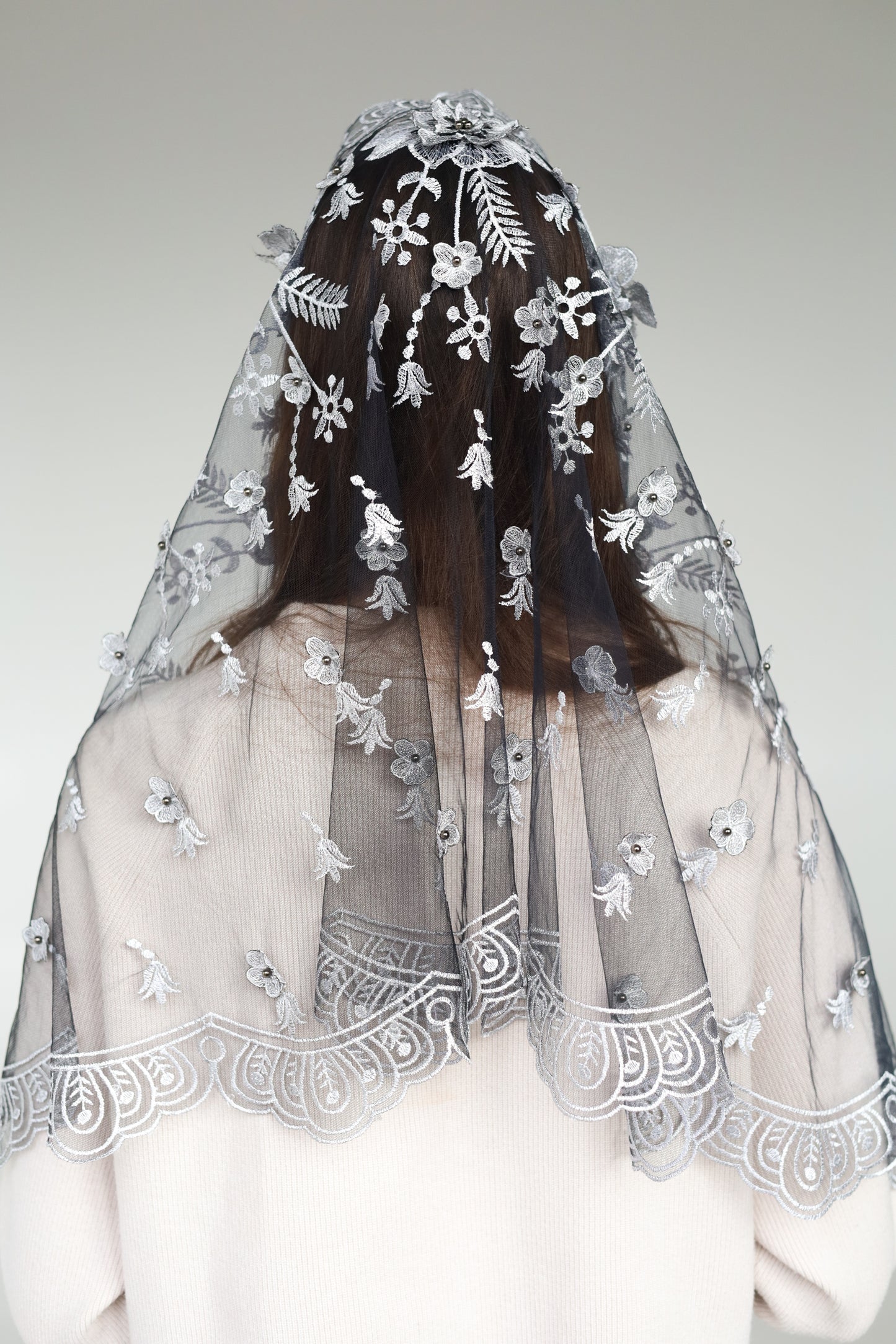 LONG GREY MANTILLA WITH 3D FLOWERS