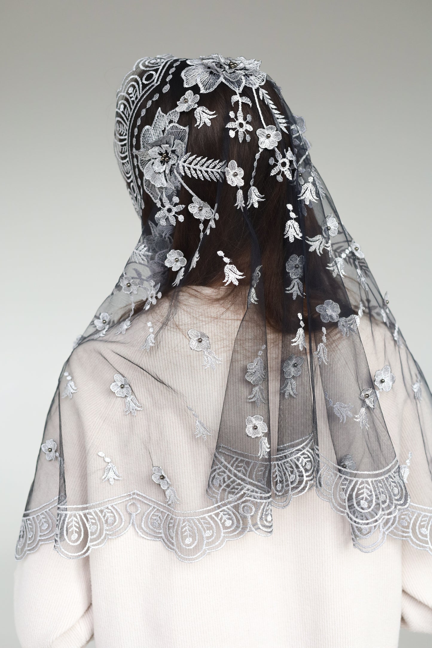 LONG GREY MANTILLA WITH 3D FLOWERS