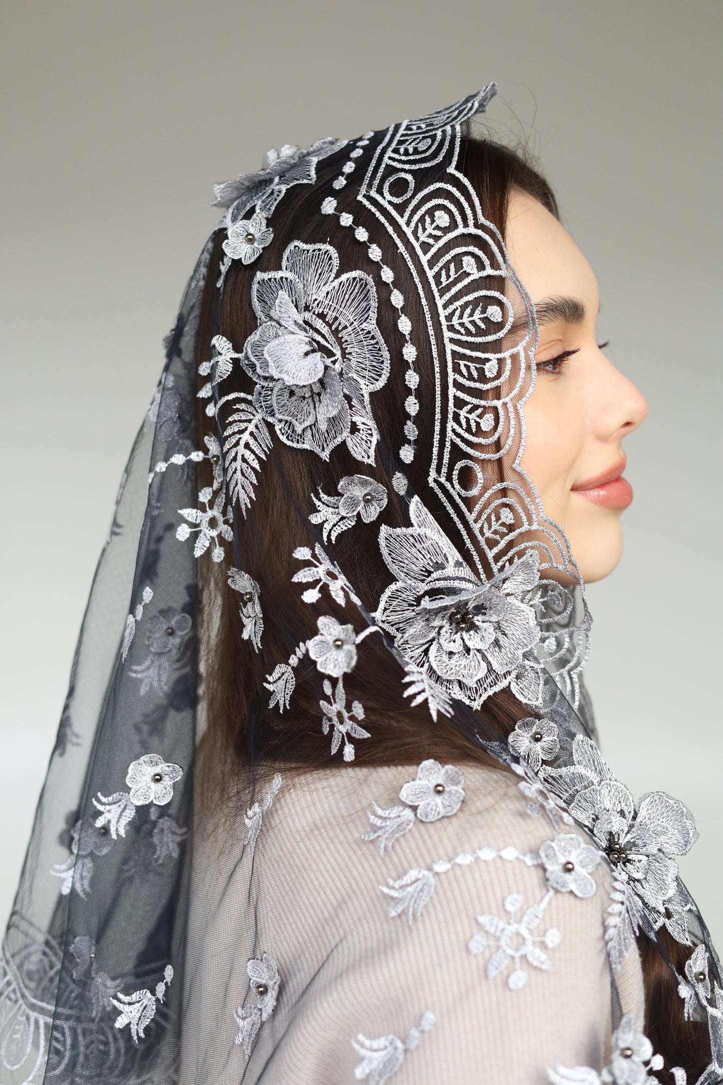 LONG GREY MANTILLA WITH 3D FLOWERS