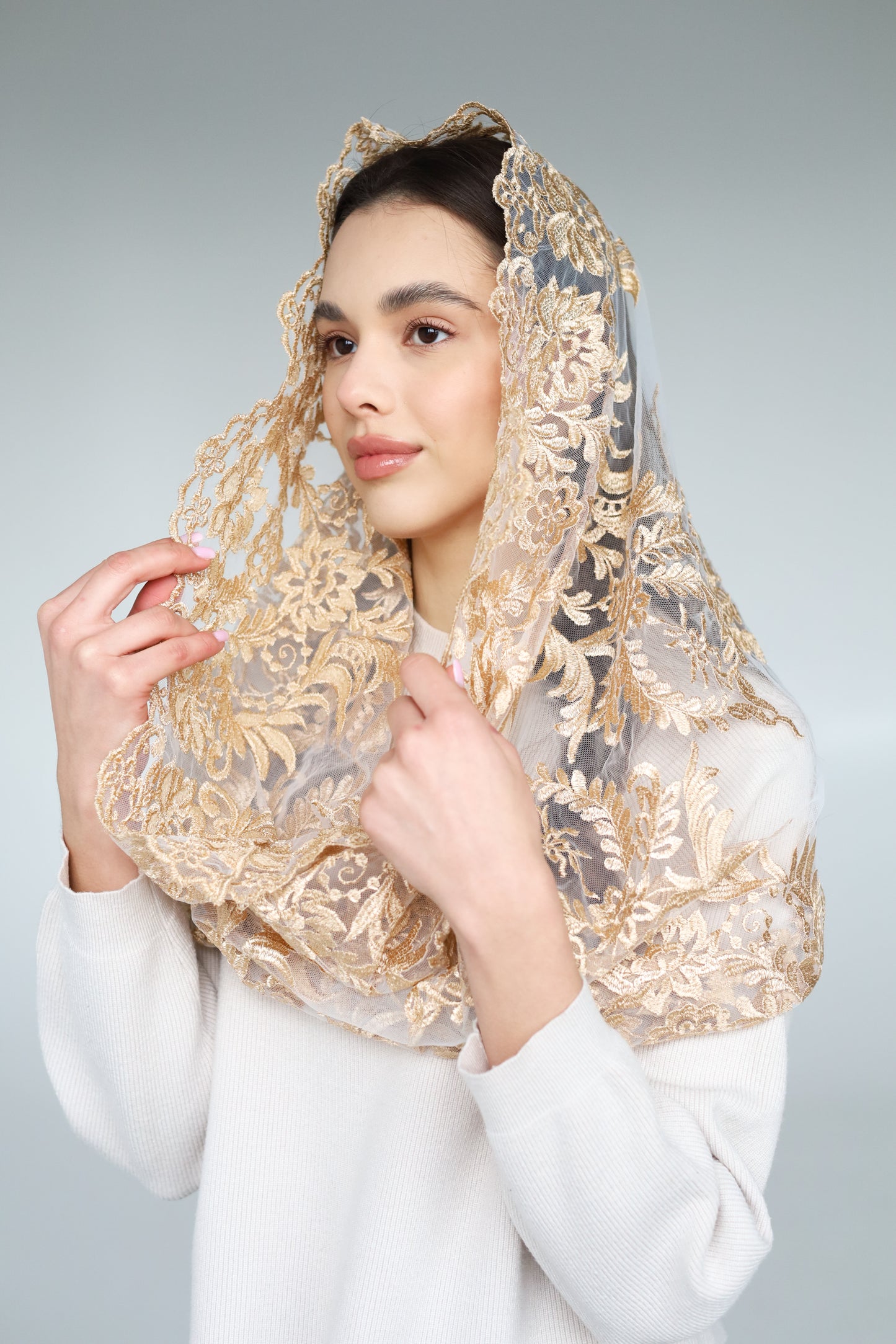 GOLD INFINITY MANTILLA