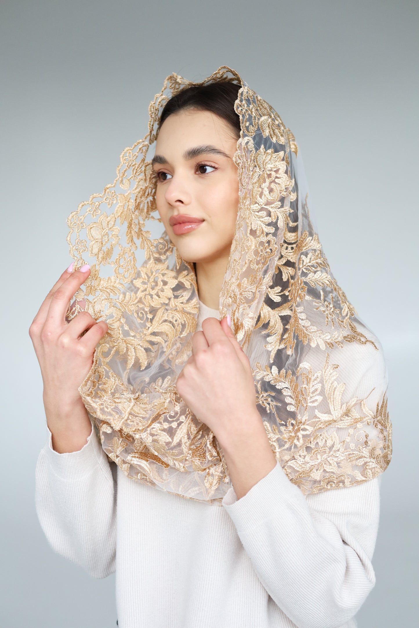 GOLD INFINITY MANTILLA