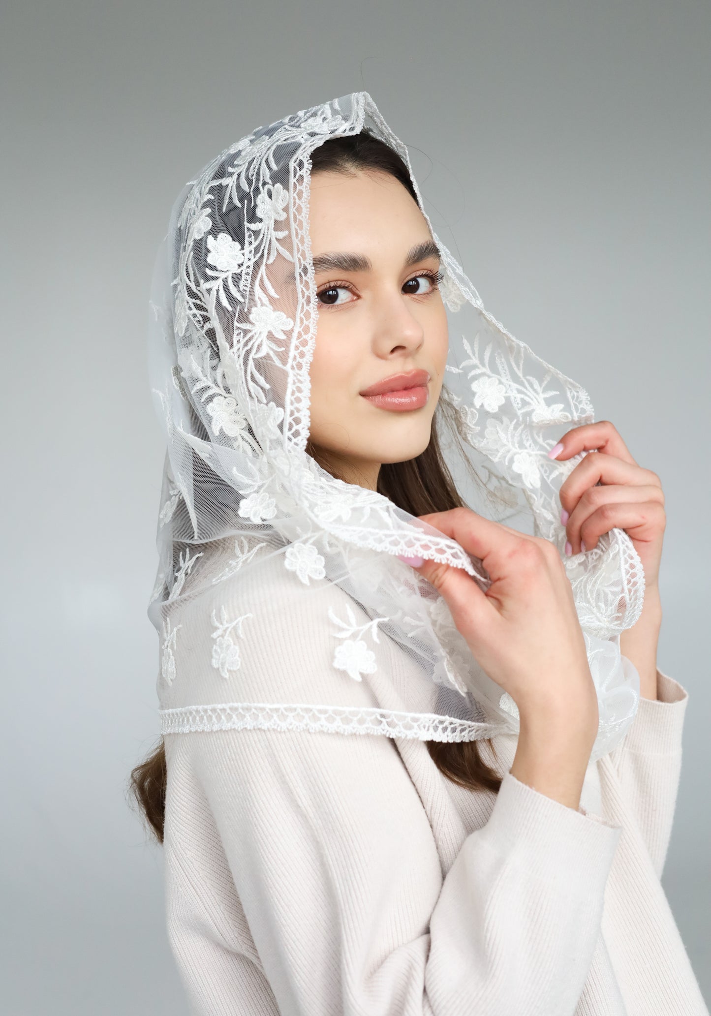 INFINITY SHAPE IVORY VEIL