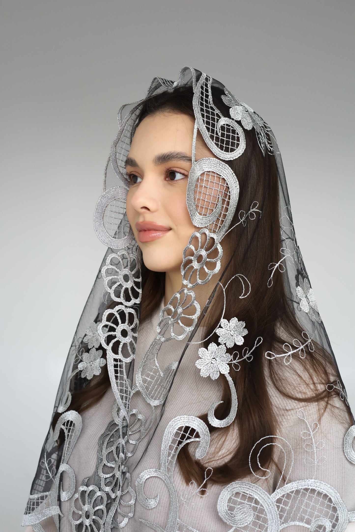 LONG GREY FLORAL VEIL