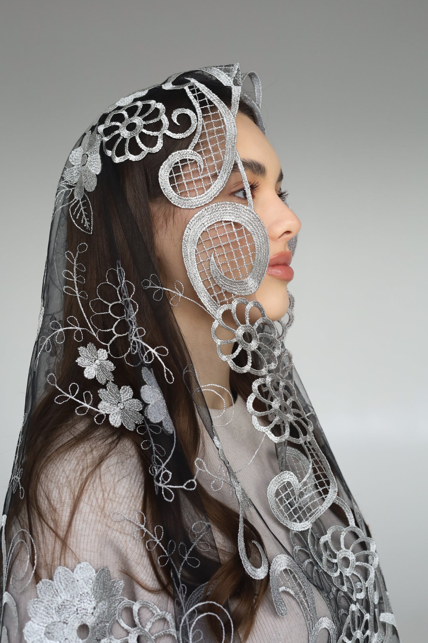 LONG GREY FLORAL VEIL