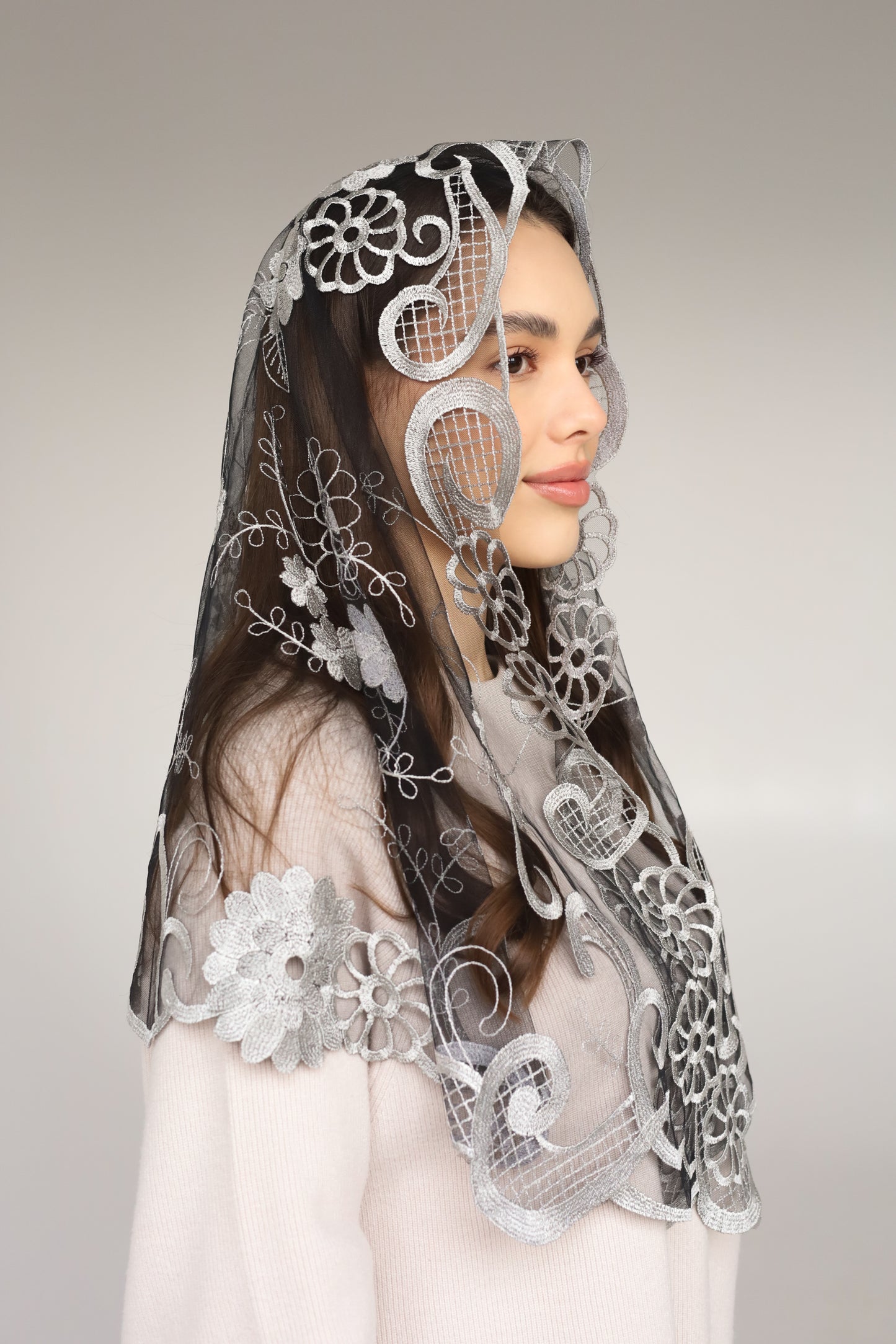 LONG GREY FLORAL VEIL