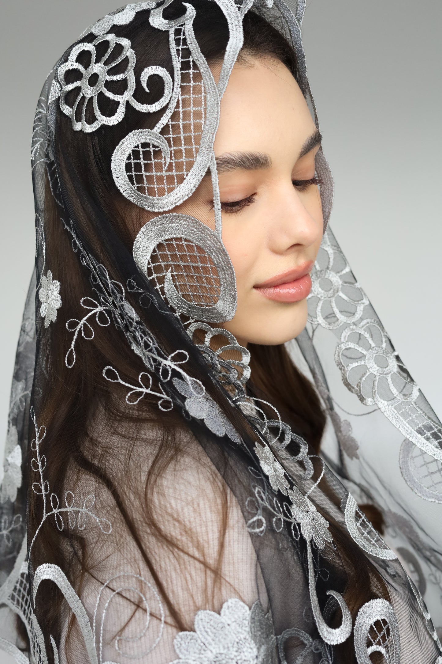 LONG GREY FLORAL VEIL